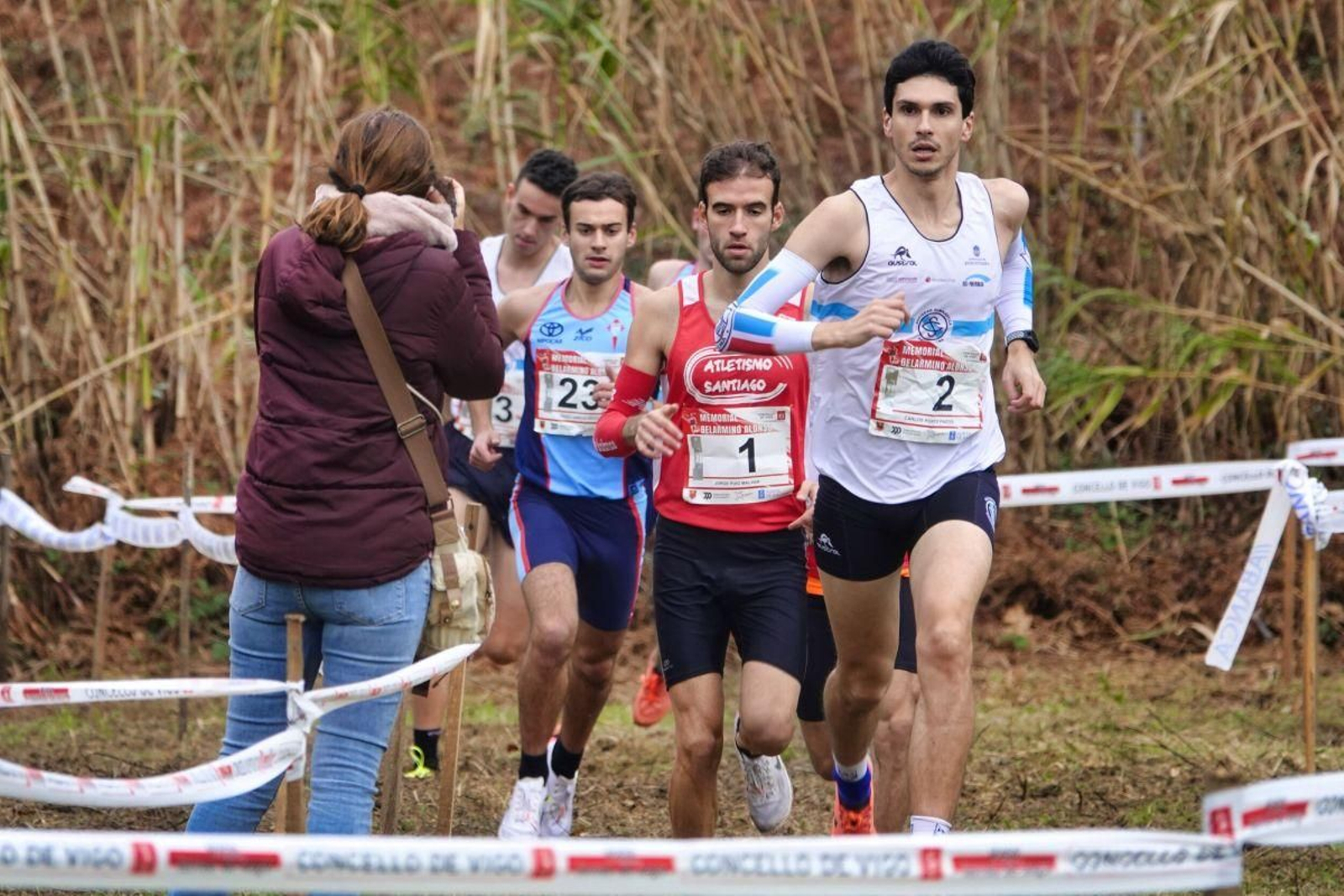 Pese a que no llovió, el circuito mantenía el recuerdo de la humedad y había que calibrar cada pisada. Lo que es el cross.