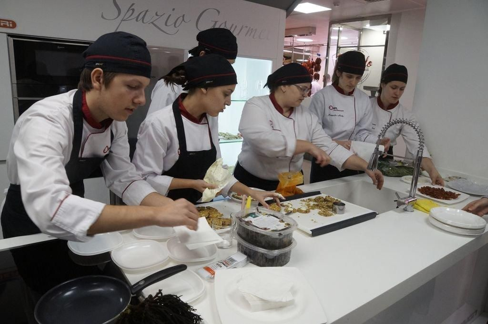 El mercado de O Progreso acogió una degustación gastronómica a base de algas.