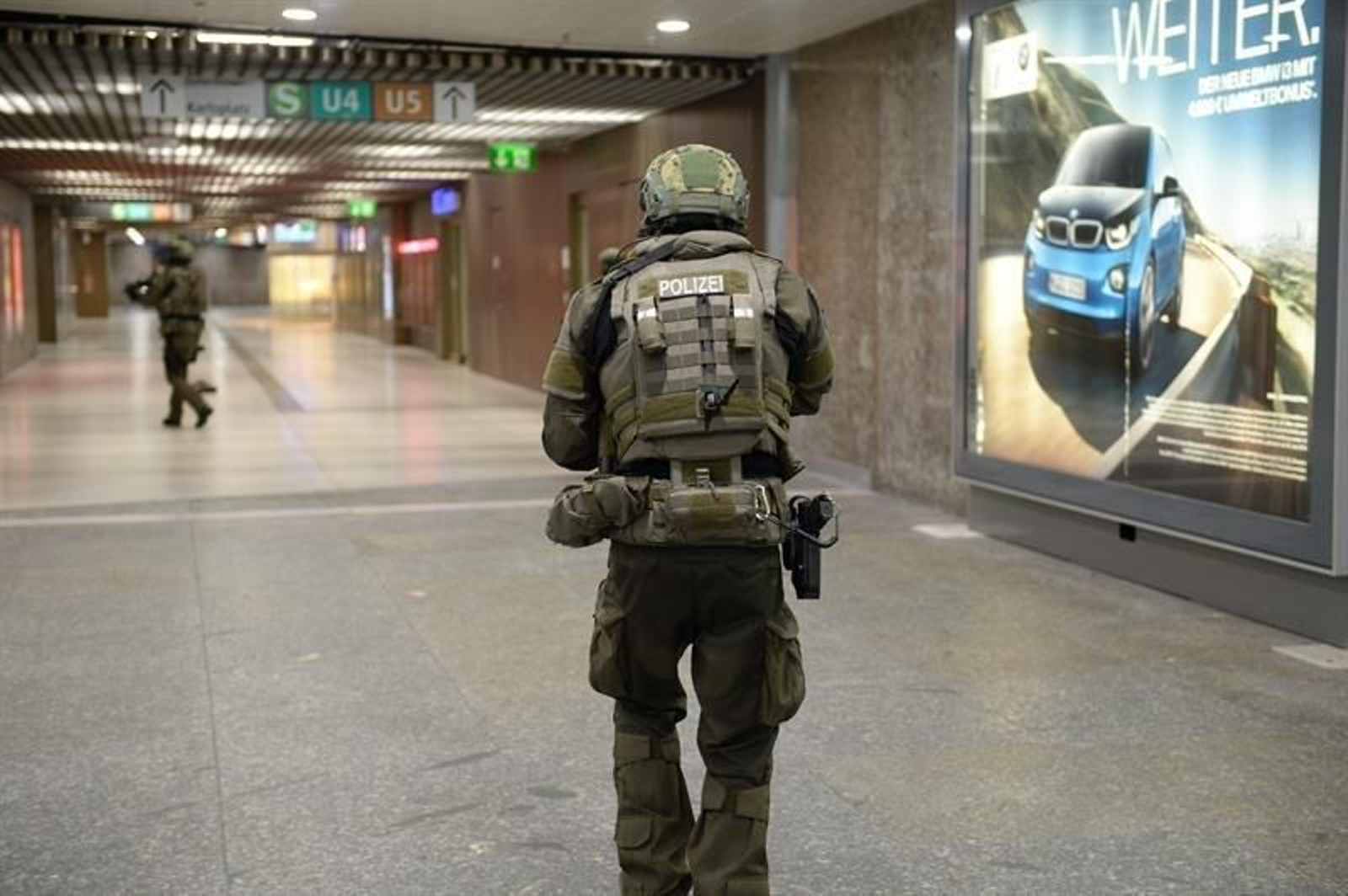 Policías de las fuerzas especiales aseguran la estación de metro de Karlsplatz (Stachus)