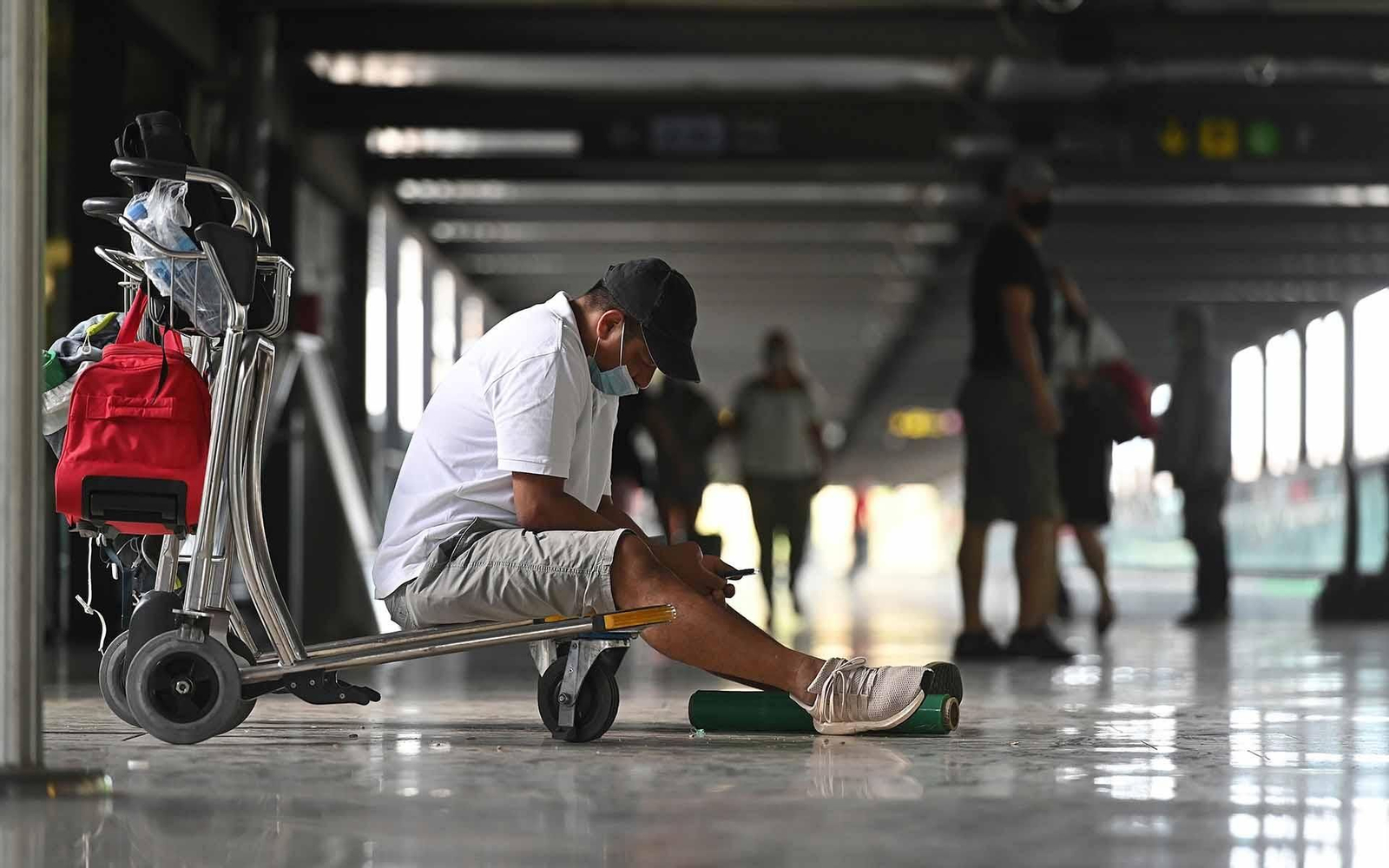 Un hombre espera en la terminal 4 del Aeropuerto de Barajas. EFE/ Fernando Villar