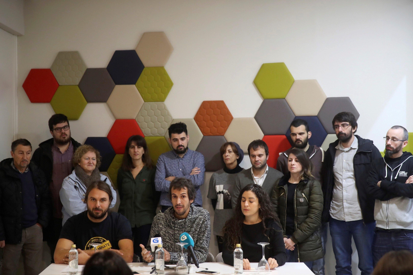 Bruzos, en el centro, con miembros de su candidatura, durante la rueda de prensa.