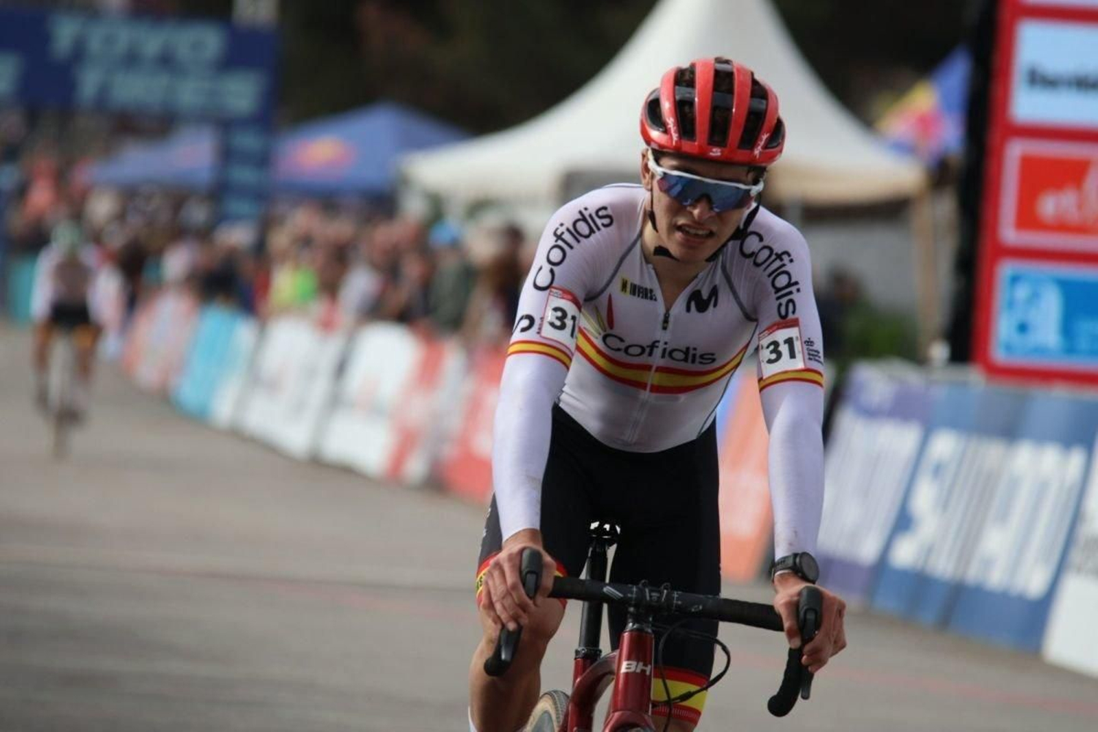 Miguel Rodríguez cruza la línea de llegada en la prueba disputada ayer en Benidorm.