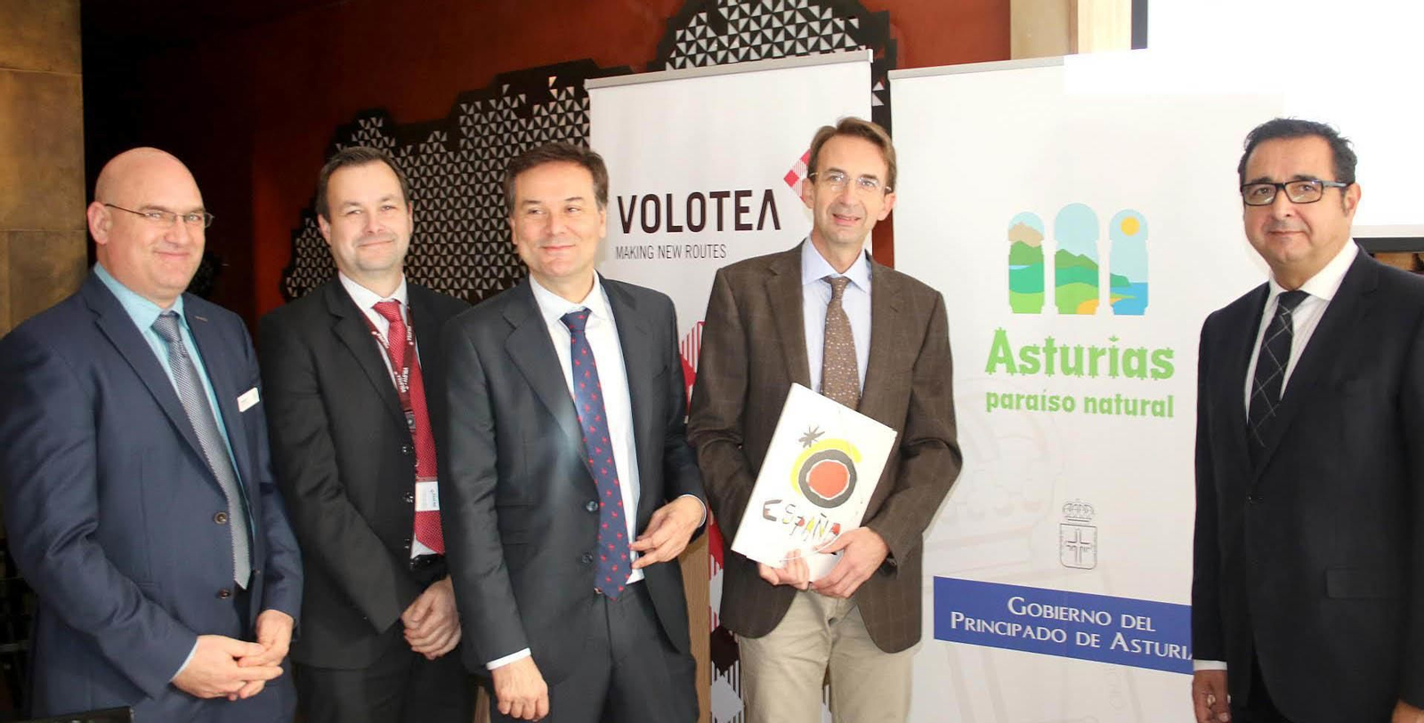 Pie de foto, de izqda a dcha : el director de tráfico y desarrollo del Aeropuerto de Munich, Ulrich Theis; el director de Desarrollo Internacional de Volotea, Edo Friart;  el consejero de Empleo, Industria y Turismo, Francisco Blanco; el director de