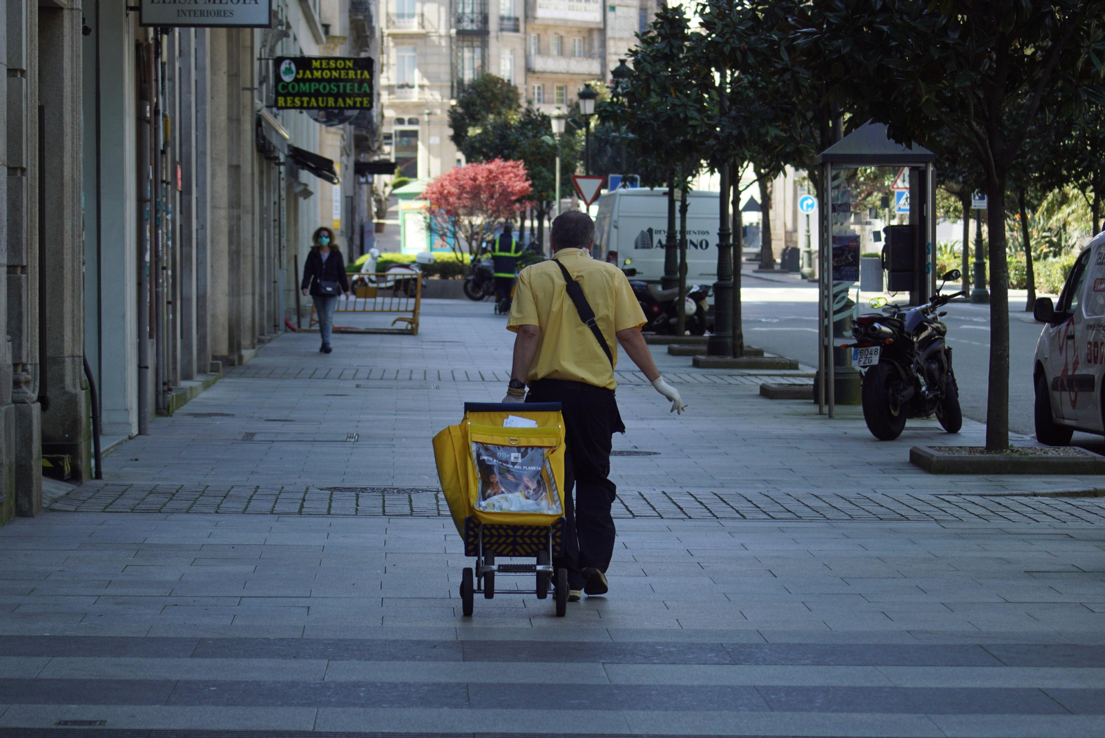 Los repartidores de Correos trabajan por turnos en Vigo: la mitad desarrollan su labor un día y el resto lo hace al siguiente.