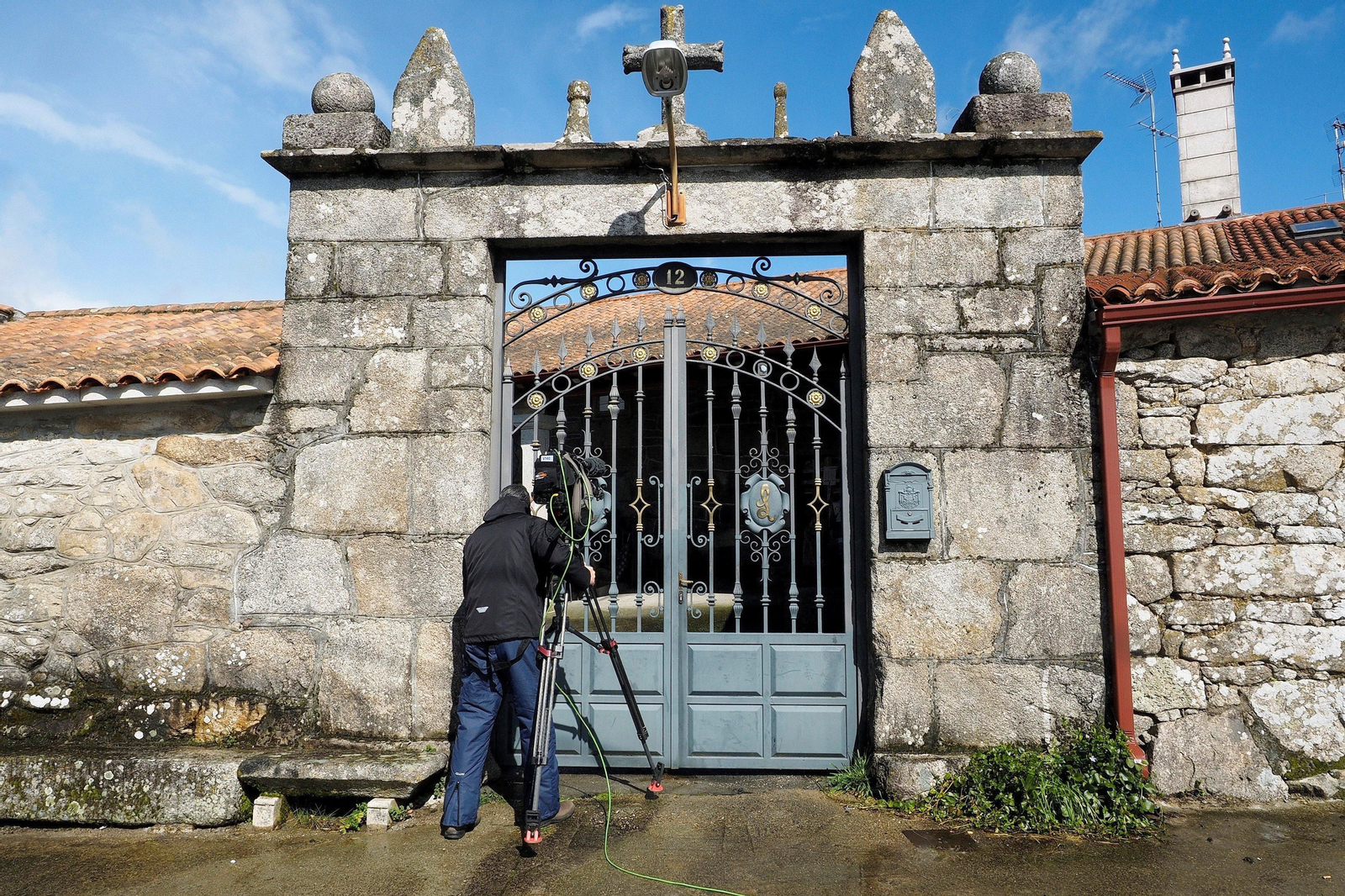Un cámara toma imágenes de la vivienda de Esporiz en donde ocurrieron los hechos.