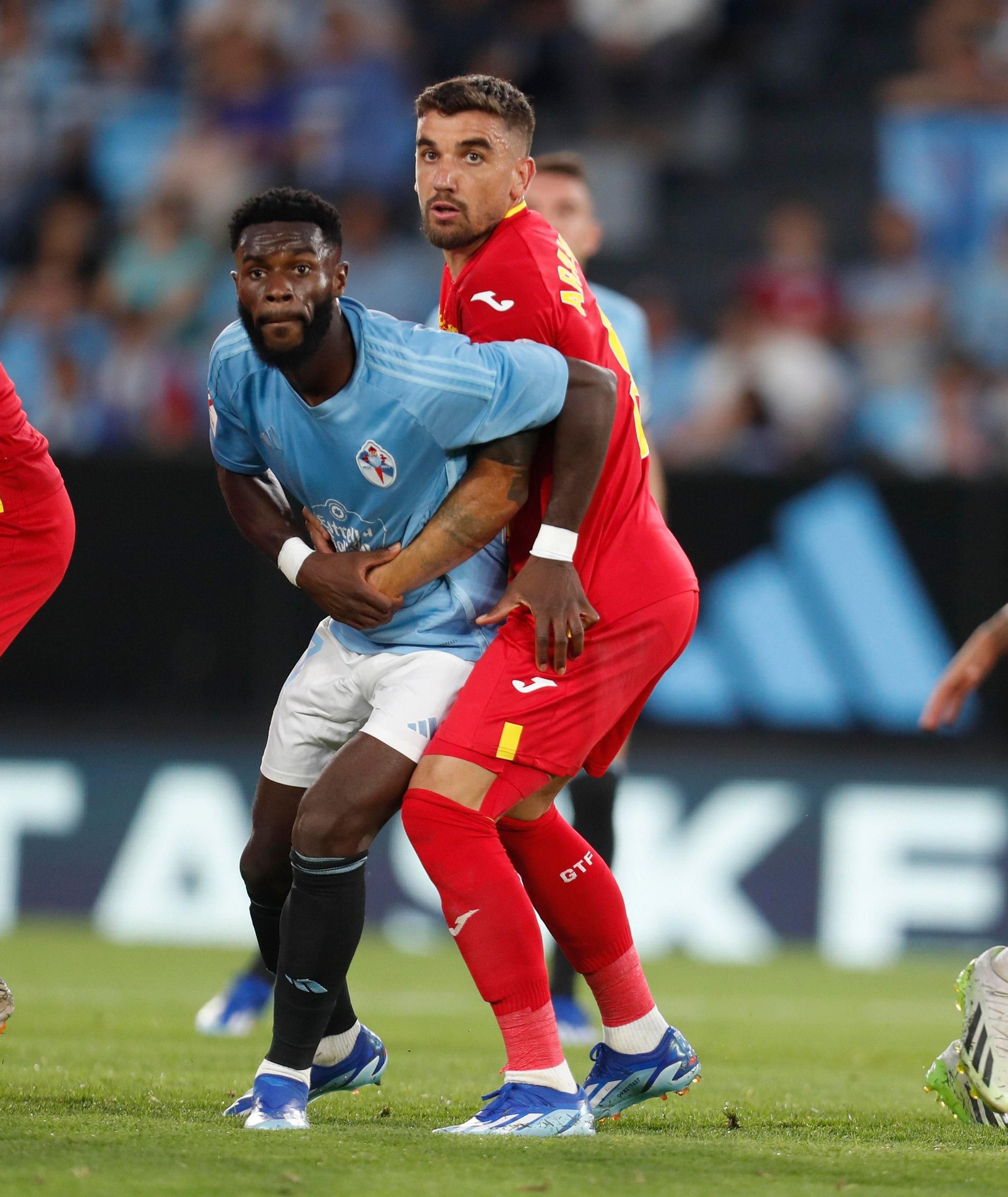 Bamba es defendido por Arambarri.