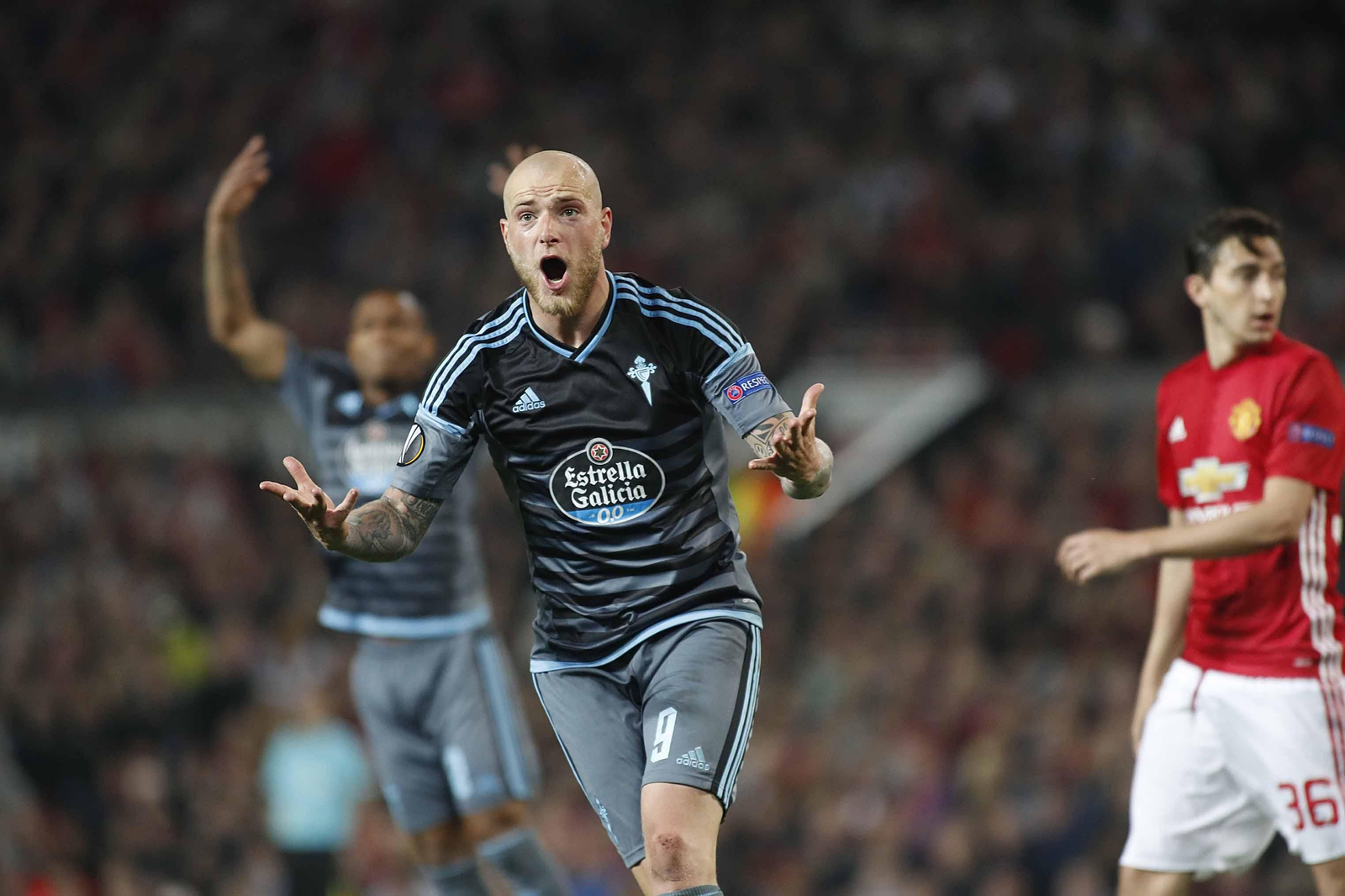 Las mejores imágenes del partido de vuelta entre Manchester United y Celta (1-1). // J.V. Landín