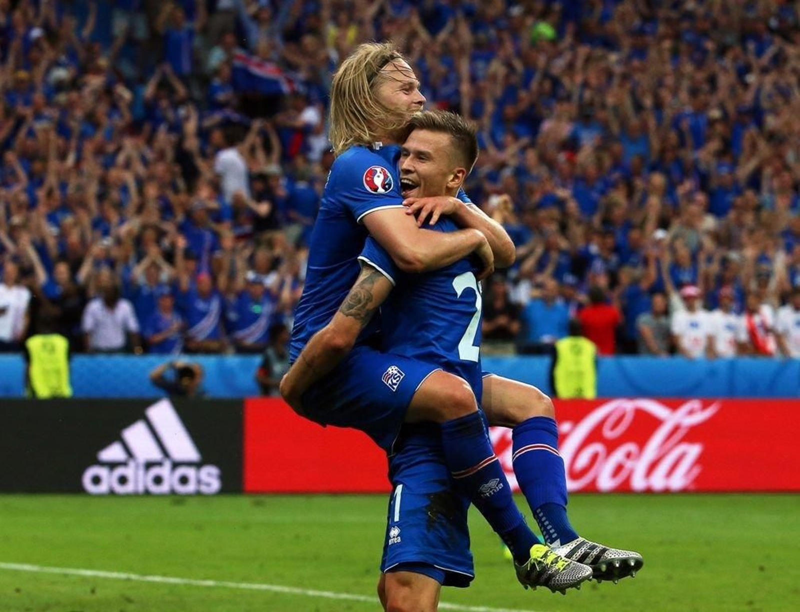 Birkir Bjarnason y Traustasson, autor del 2-1, celebran la victoria.