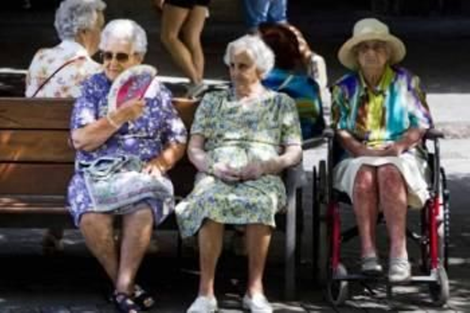 Tres mujeres mayores, el grupo de más riesgo,  en un parque. (Foto: ARCHIVO)