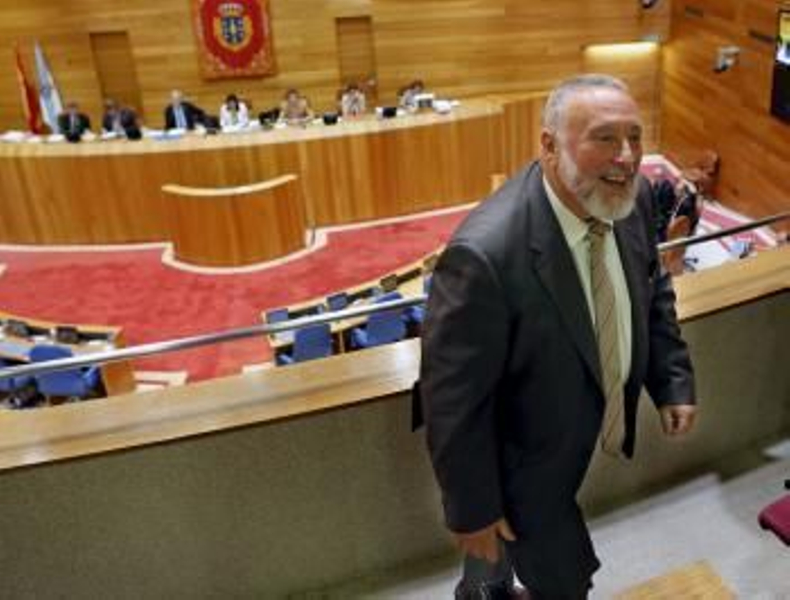 El nuevo senador autonómico del Parlamento de Galicia, Enrique López Veiga, tras ser elegido esta mañana durante el pleno celebrado en Santiago de Compostela.