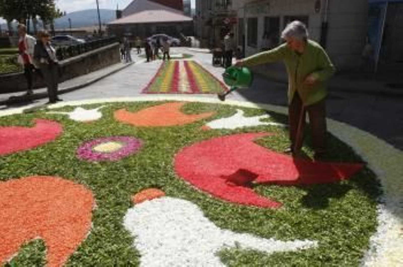 Los visitantes madrugaron para contemplar el arte de las alfombras con las que amanecieron bordadas las calles.