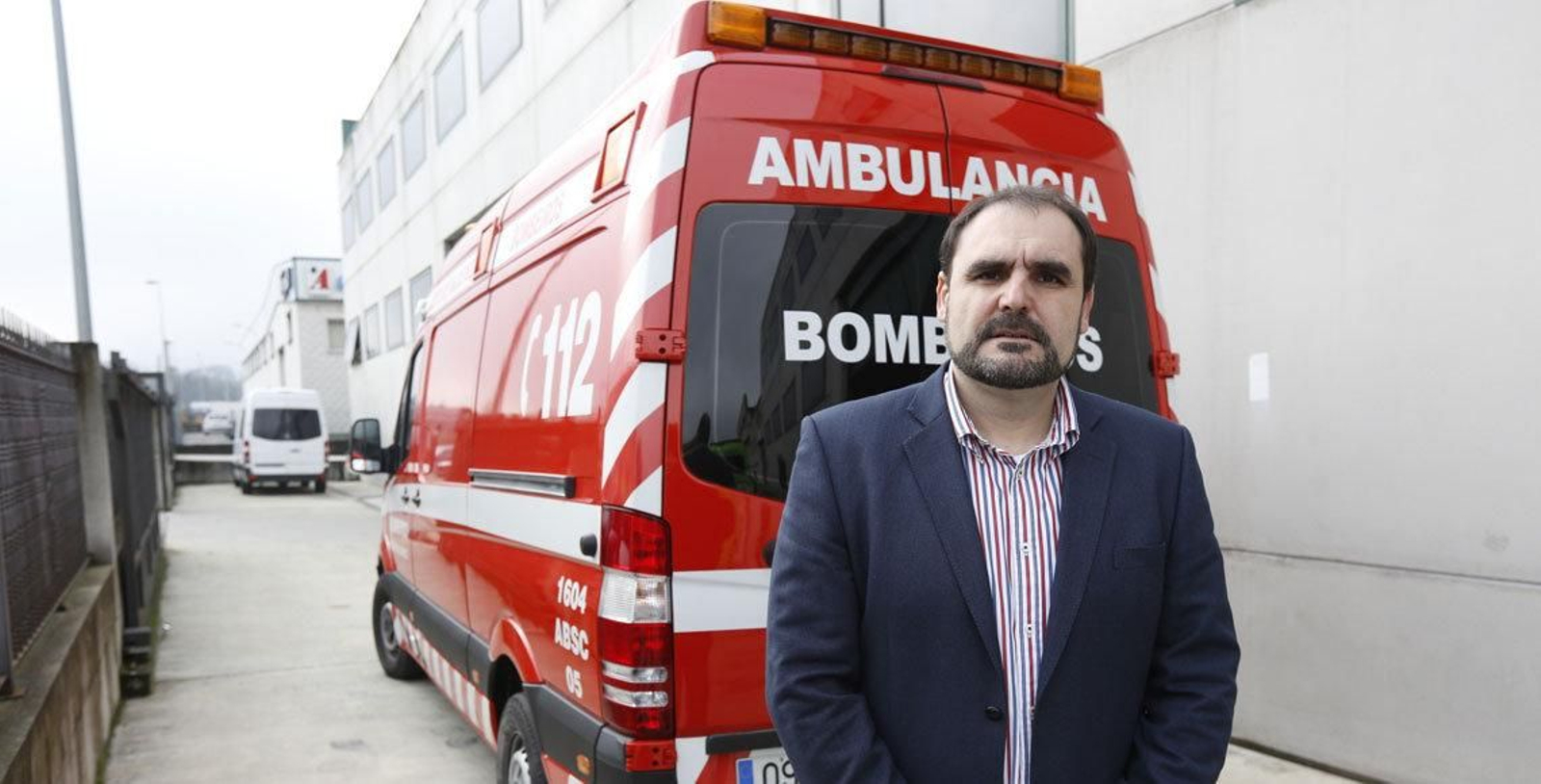 Rodríguez Jorge ante una de las ambulancias adaptadas.