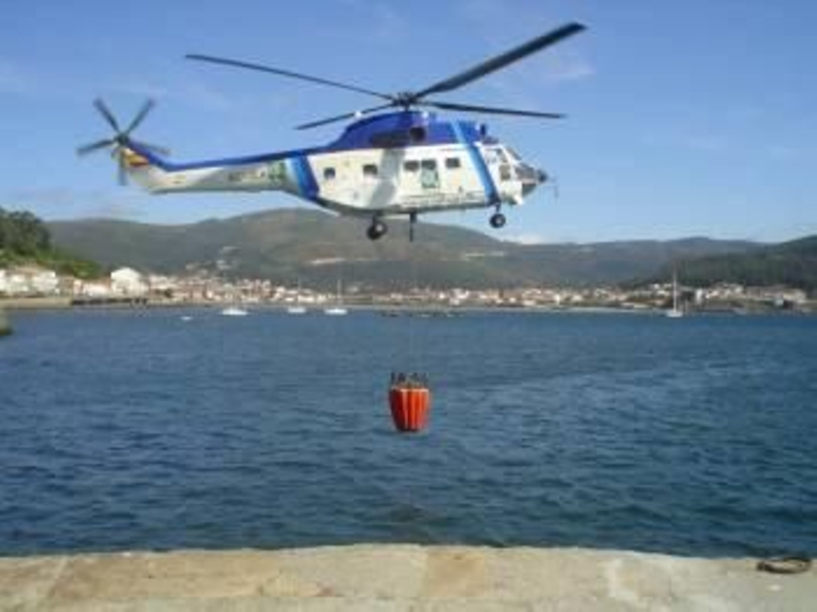 Un helicóptero del servicio gallego de extinción de incendios forestales.  (Foto: ARCHIVO)