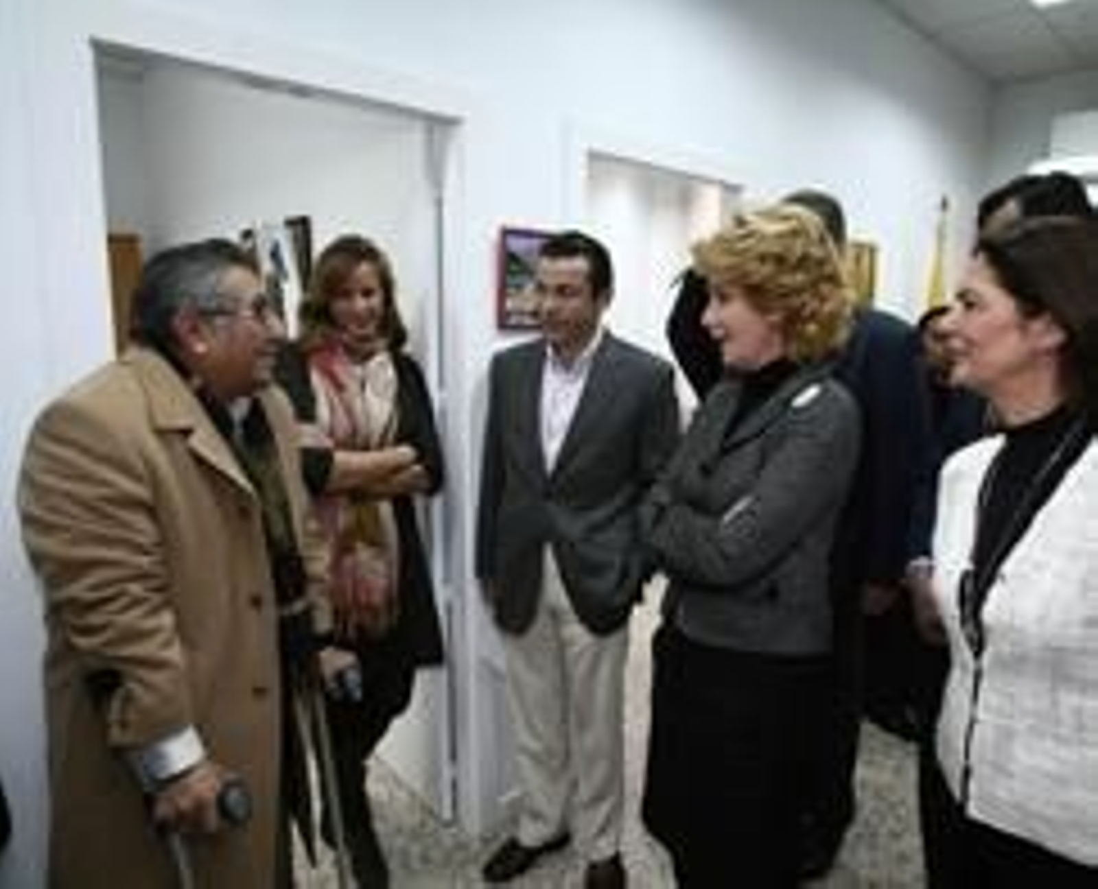 Aguirre saluda a uno de los miembros del Centro Hispano Ecuatoriano.