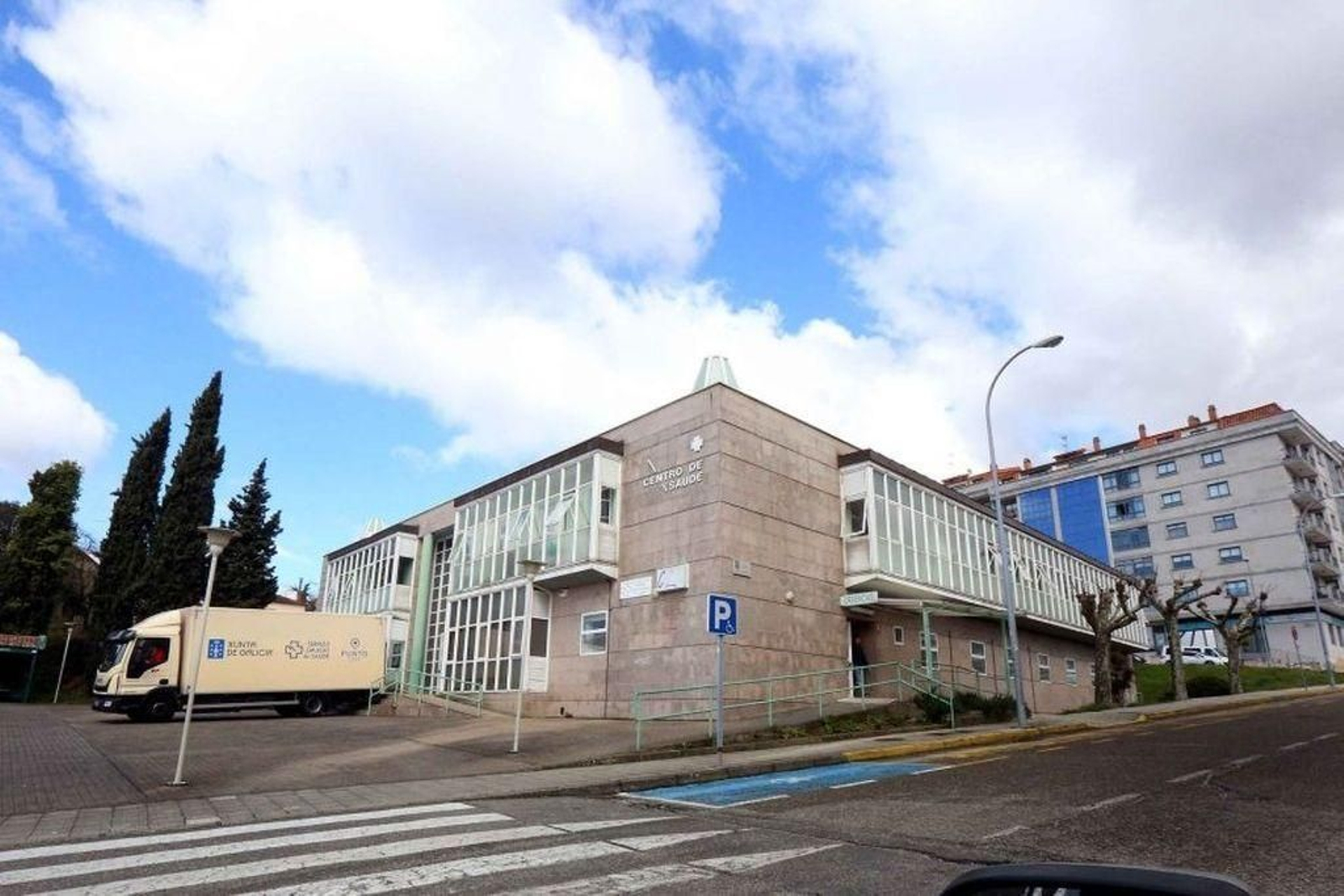 El camión de las PCR llegó ayer al centro de salud de Porriño para hacer seguimiento a los contactos.