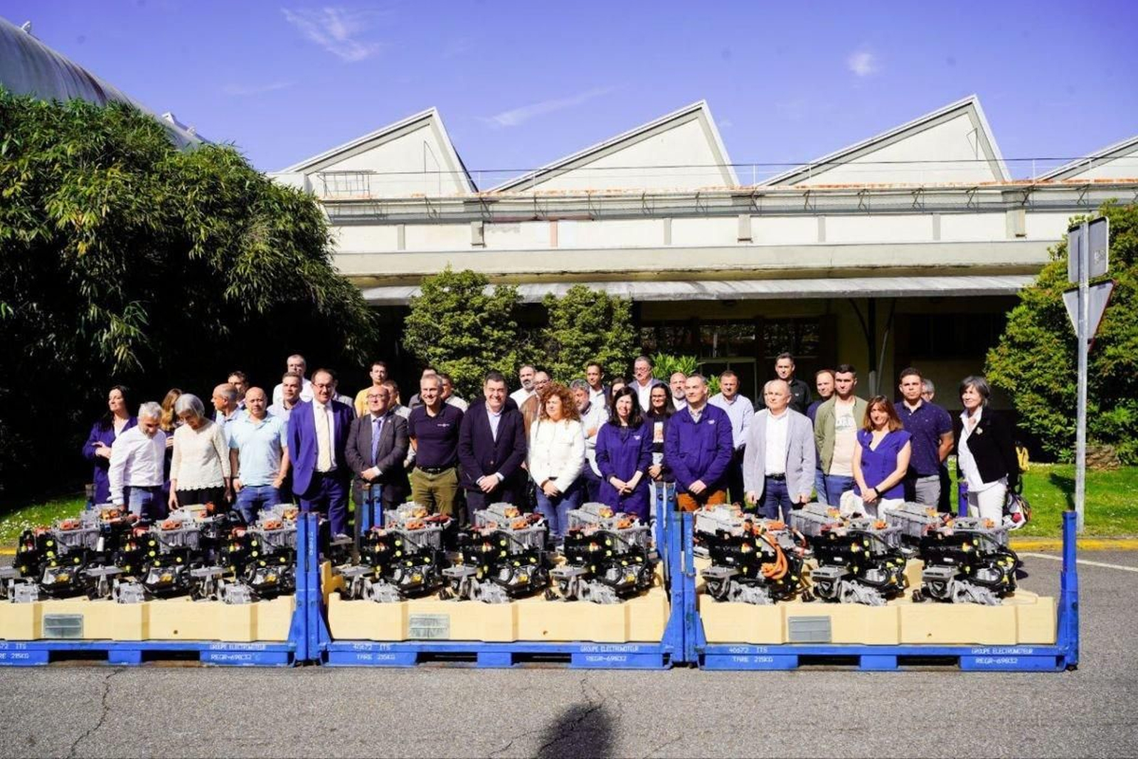 Stellantis Vigo firmó un convenio con la Xunta para el desarrollo de programas Formación Profesional Dual en las especialidades de mecatrónica, robótica colaborativa y vehículos híbridos y eléctricos. Donó 16 motores a centros de FP.