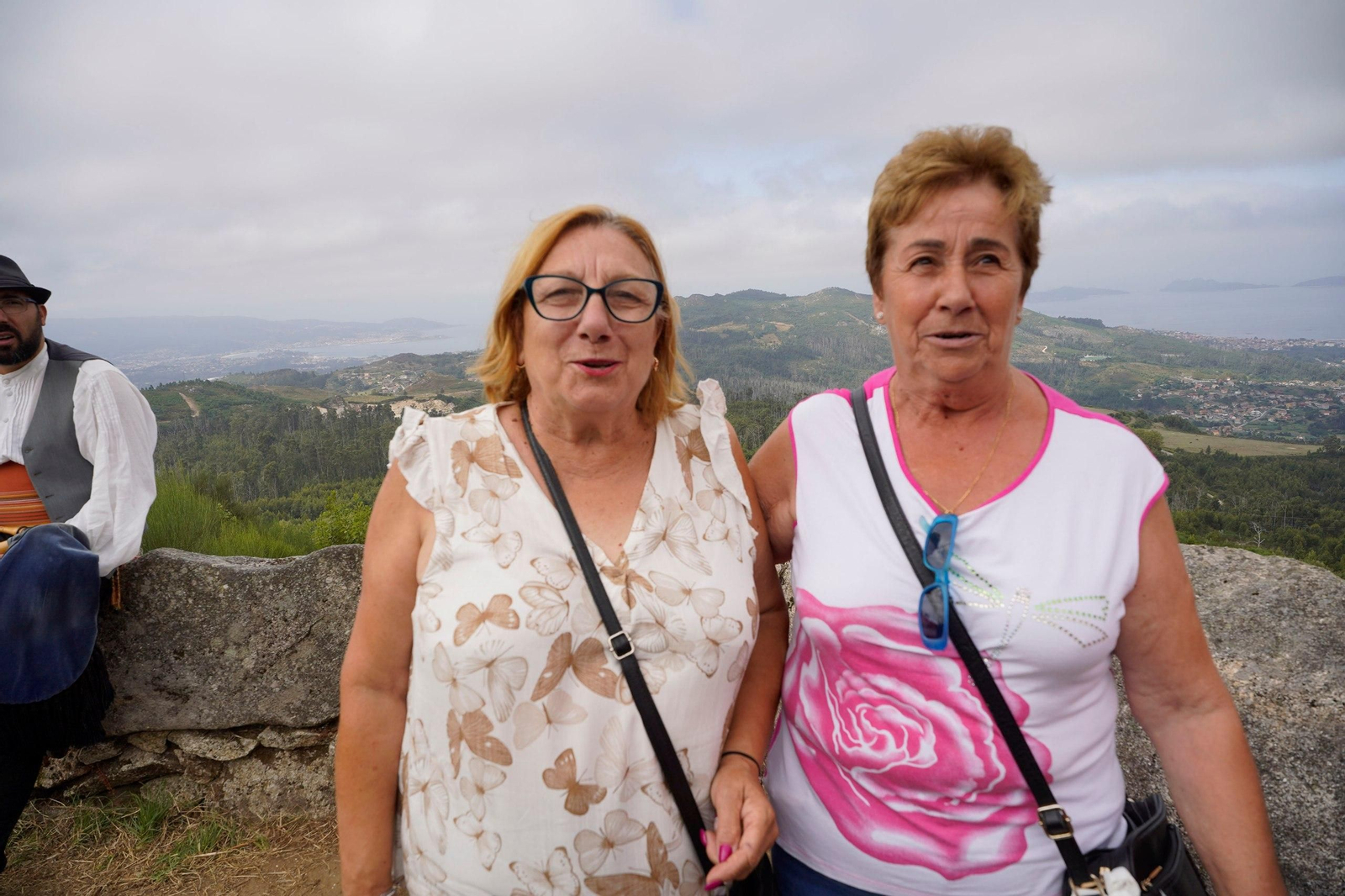 Los fieles acuden al Monte Alba para quitar el miedo con San Bartolomé. // J.V. Landín