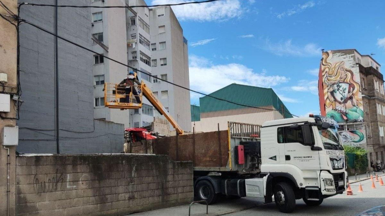 Punto en el que falleció recientemente un bombero vigués de servicio. Estos días se derribó la casa en Beiramar.