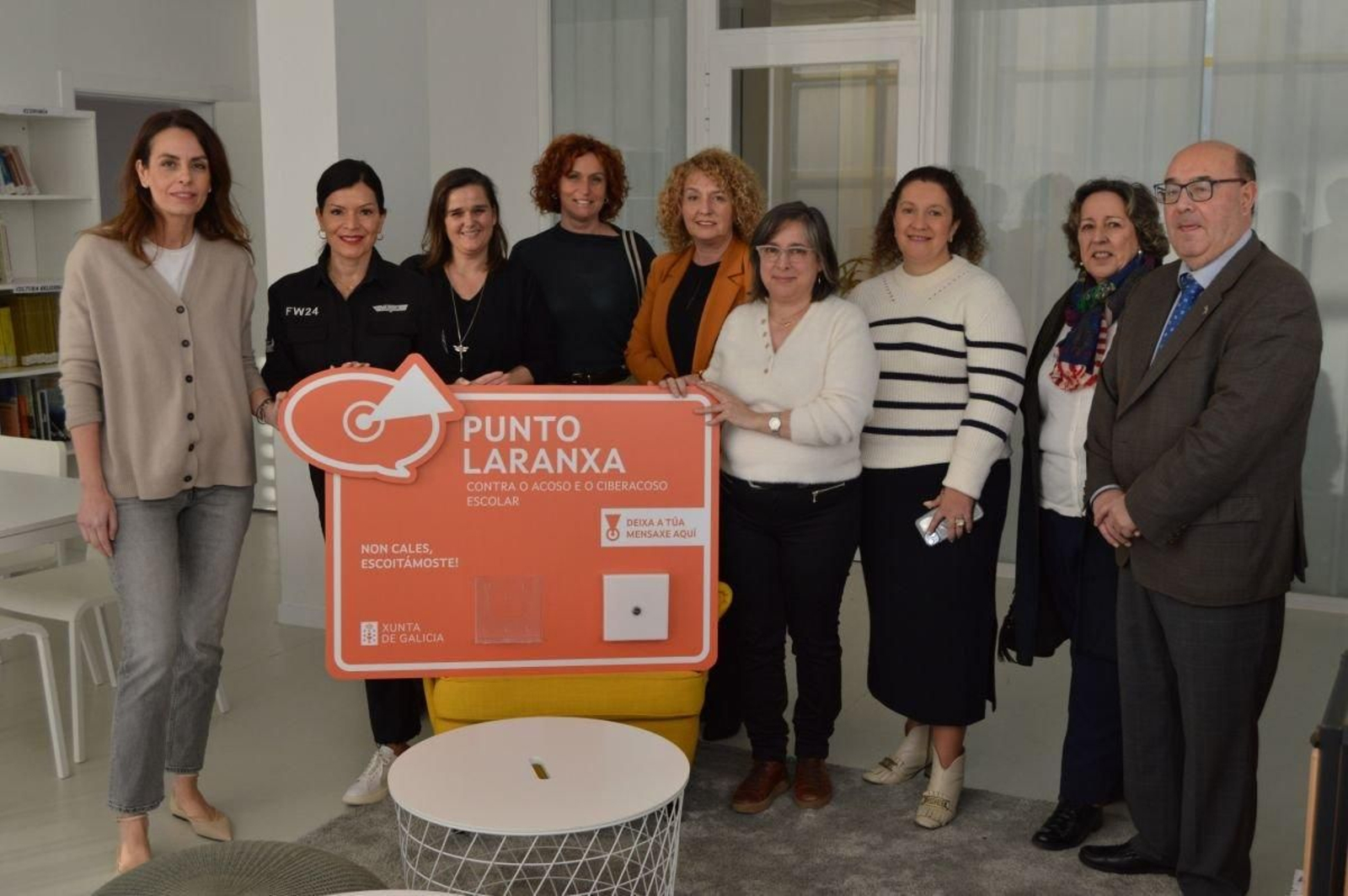 En el IES de Mos se colocó ayer el primero de los ‘Puntos naranja’ contra el acoso y ciberacoso escolar.