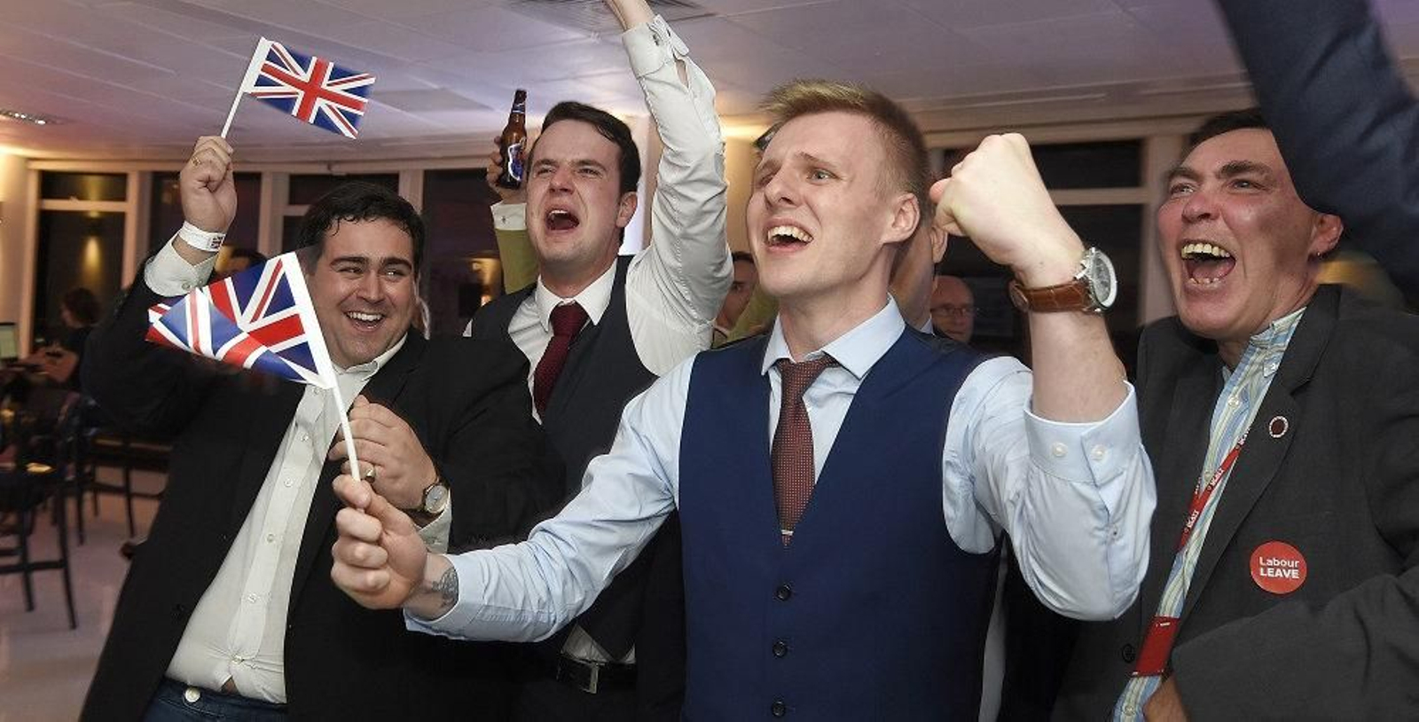 Un grupo de jóvenes británicos celebran la salida de U.K de la Comunidad Económica Europea.