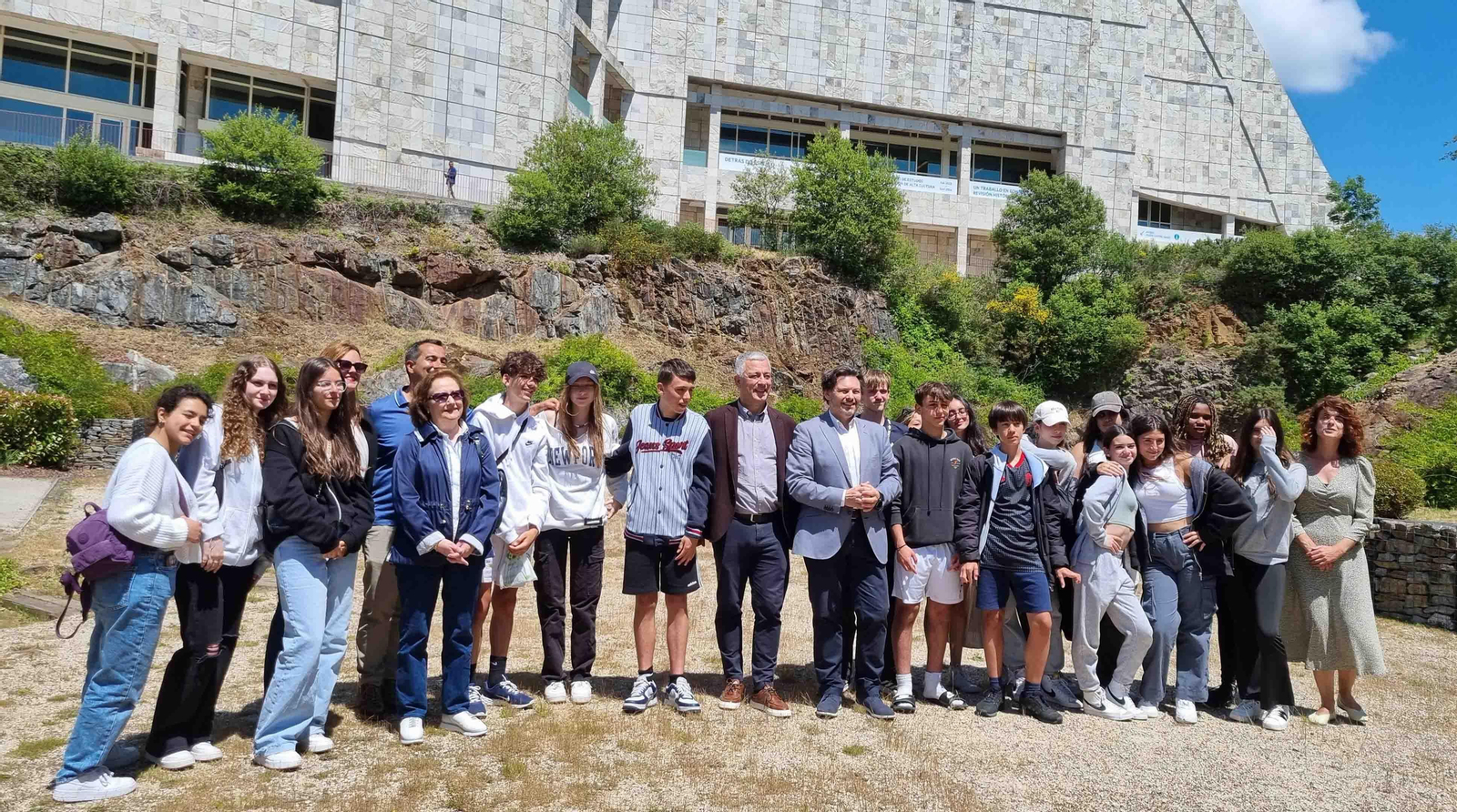 Antonio Rodríguez Miranda y Valentín García, con el alumnado de gallego del Instituto Español Vicente Cañada Blanch de Londres