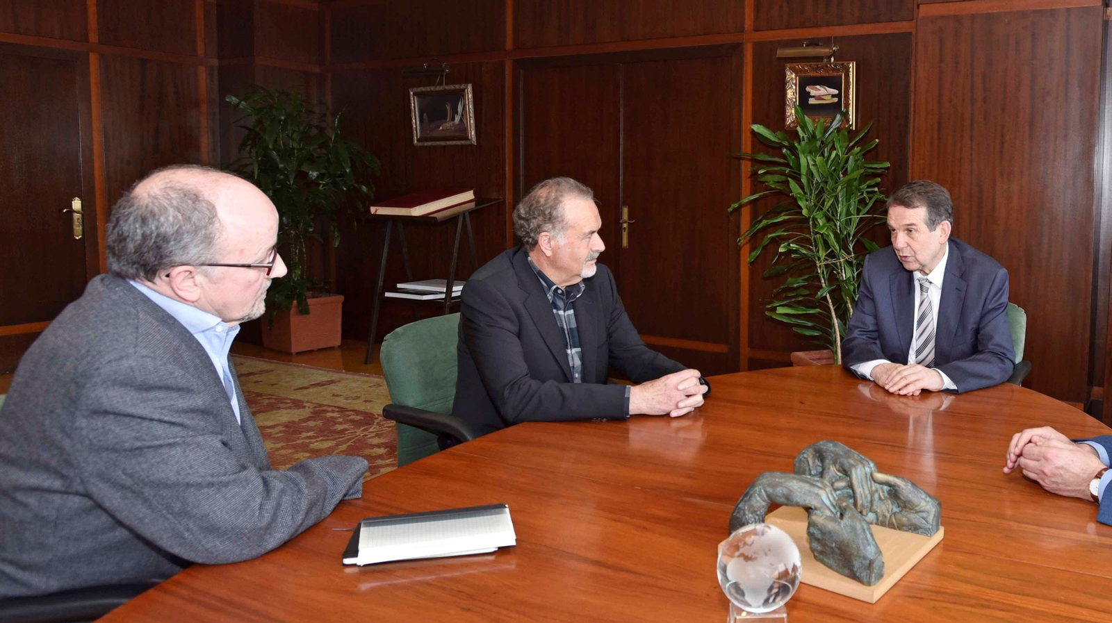 Abel Caballero se reunió ayer con el presidente de la Academia Galega de Belas Artes, Manuel Quintana, que espera que ambas instituciones puedan hacer actividades conjuntas en el futuro. En el encuentro también se habló del Marco.