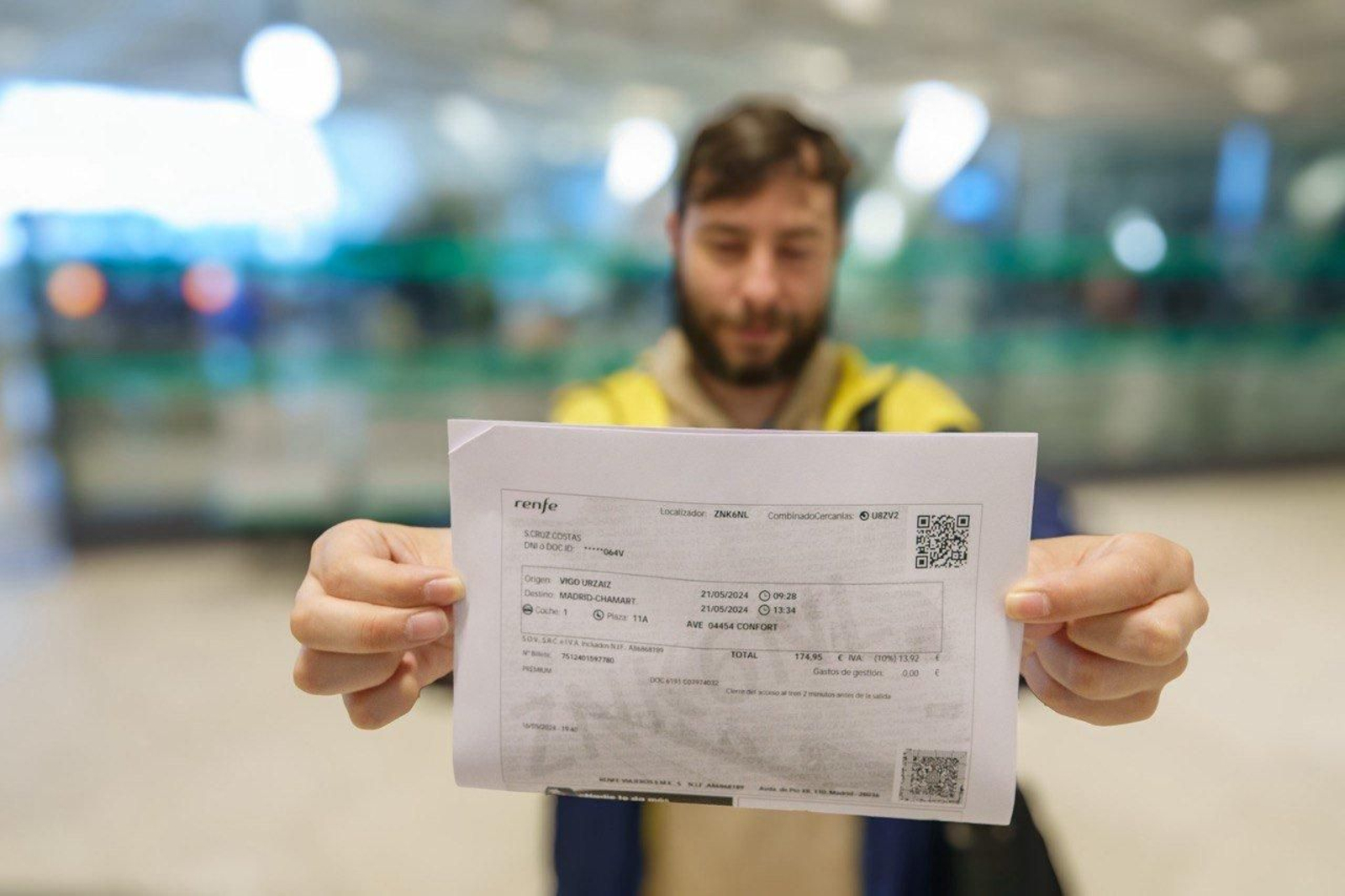 Un pasajero muestra su billete para viajar en el AVE a Madrid.