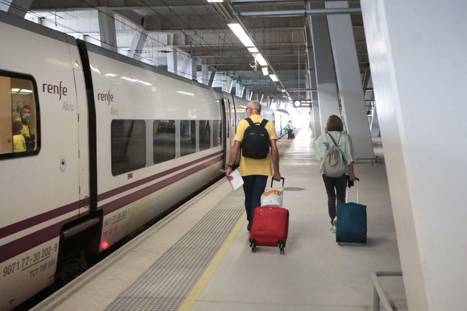 Un tren estacionado en la estación de Vigo-Urzaiz.