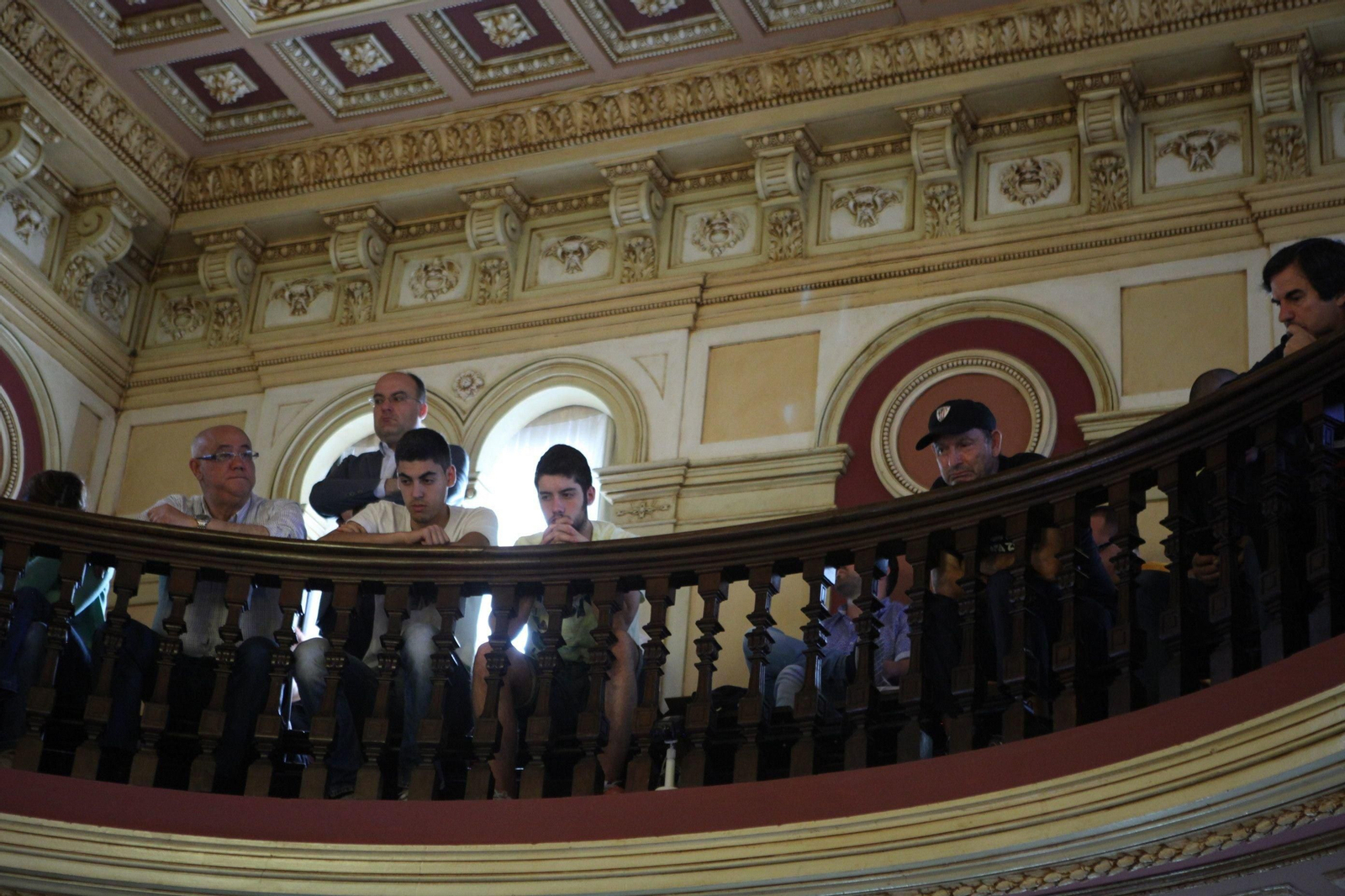 Miembros del COB siguieron el anterior pleno en el Concello ourensano.