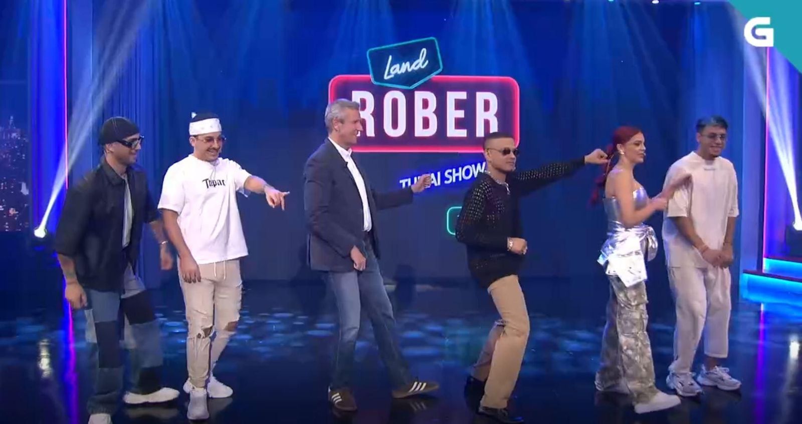 Alfonso Rueda bailando con El Combo Dominicano en el programa 'Land Rober'. // TVG