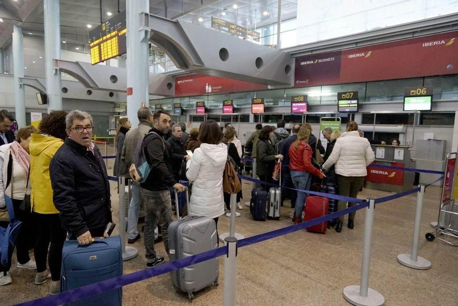 Los usuarios del Imserso tomaron ayer el vuelo en Peinador.