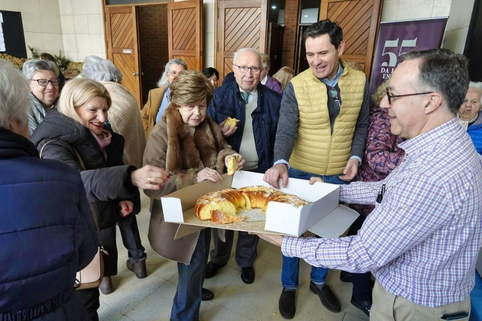 El párroco Suso Carracedo (derecha), junto a Carlos Borrás, coordinador de la Semana Santa, repartiendo roscón.