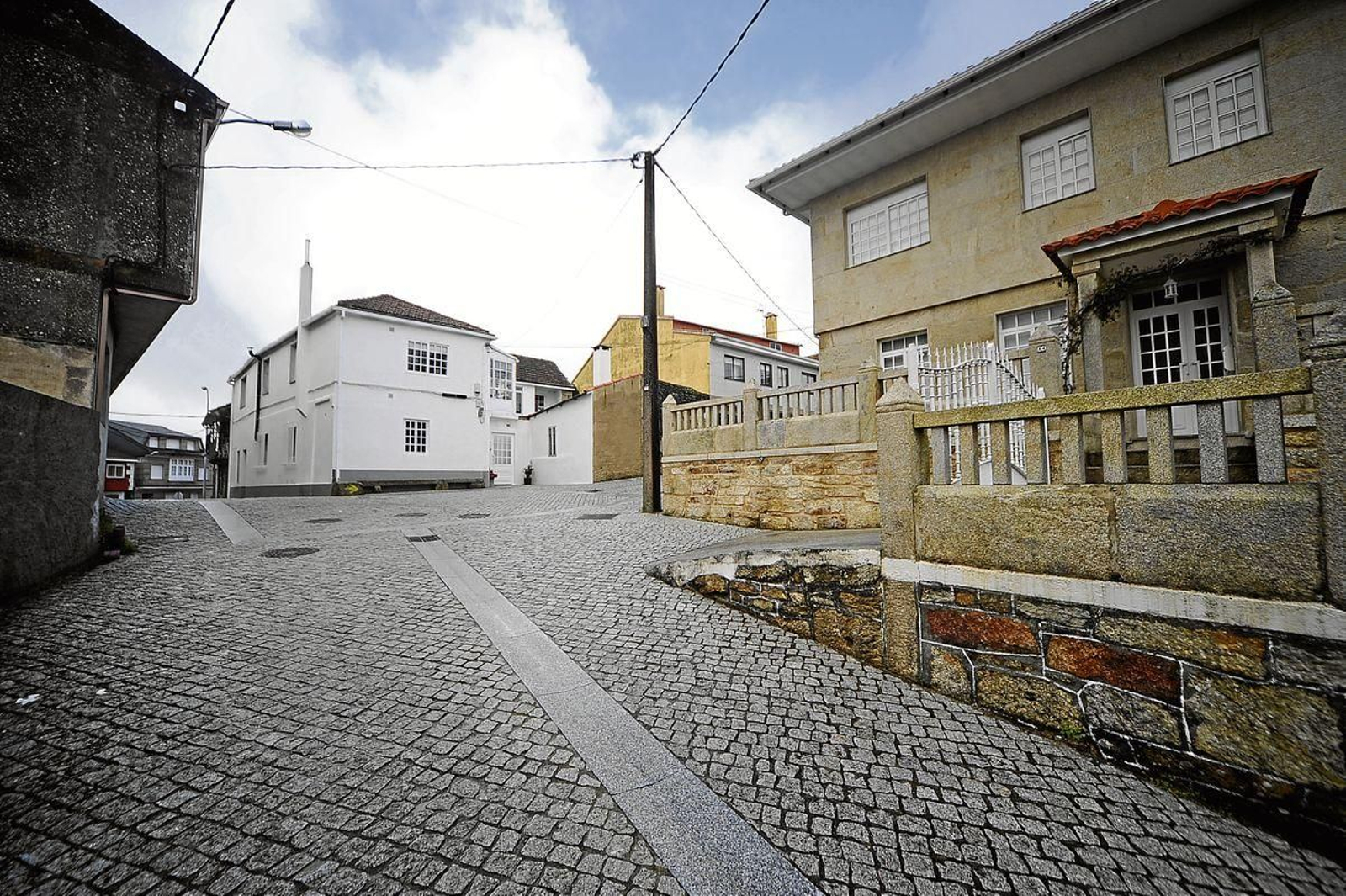 Casco urbano y edificio del concello de Beariz.Fotos Martiño Pinal