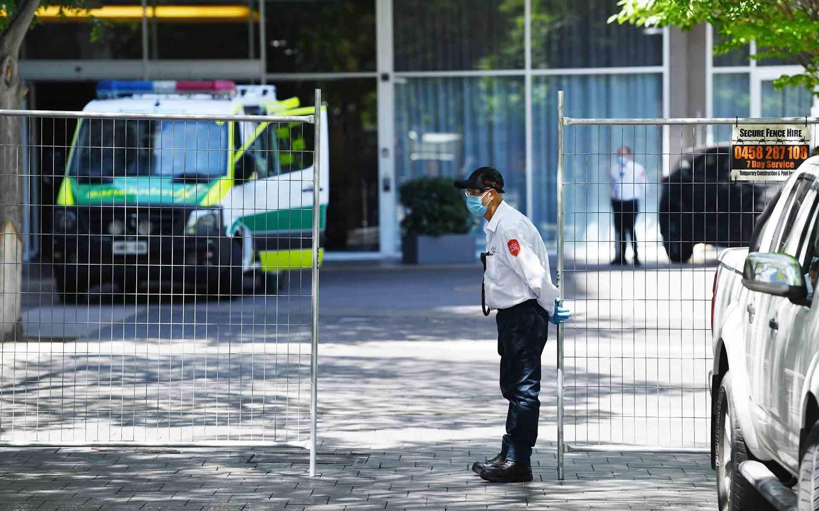 Un guardia de seguridad vigila la entrada a un hospital en Adelaida, Australia. EFE/EPA/DAVID MARIUZ/Archivo