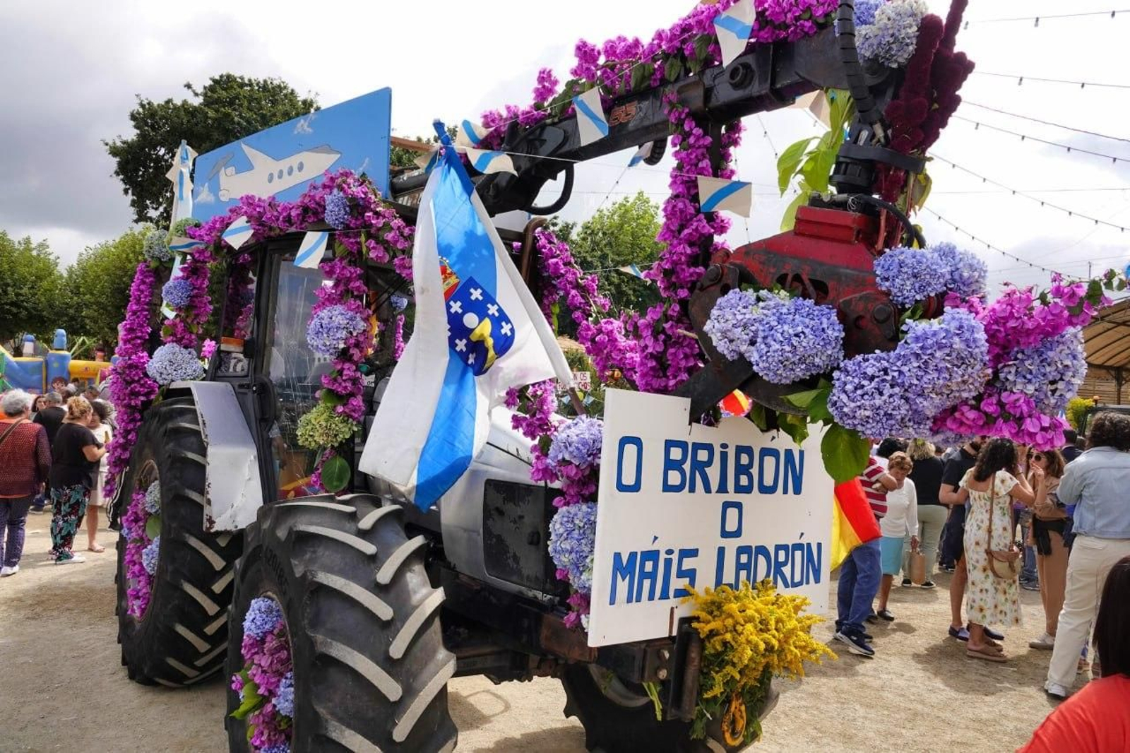 Desfile de carrozas en San Campio. // Vicente Alonso