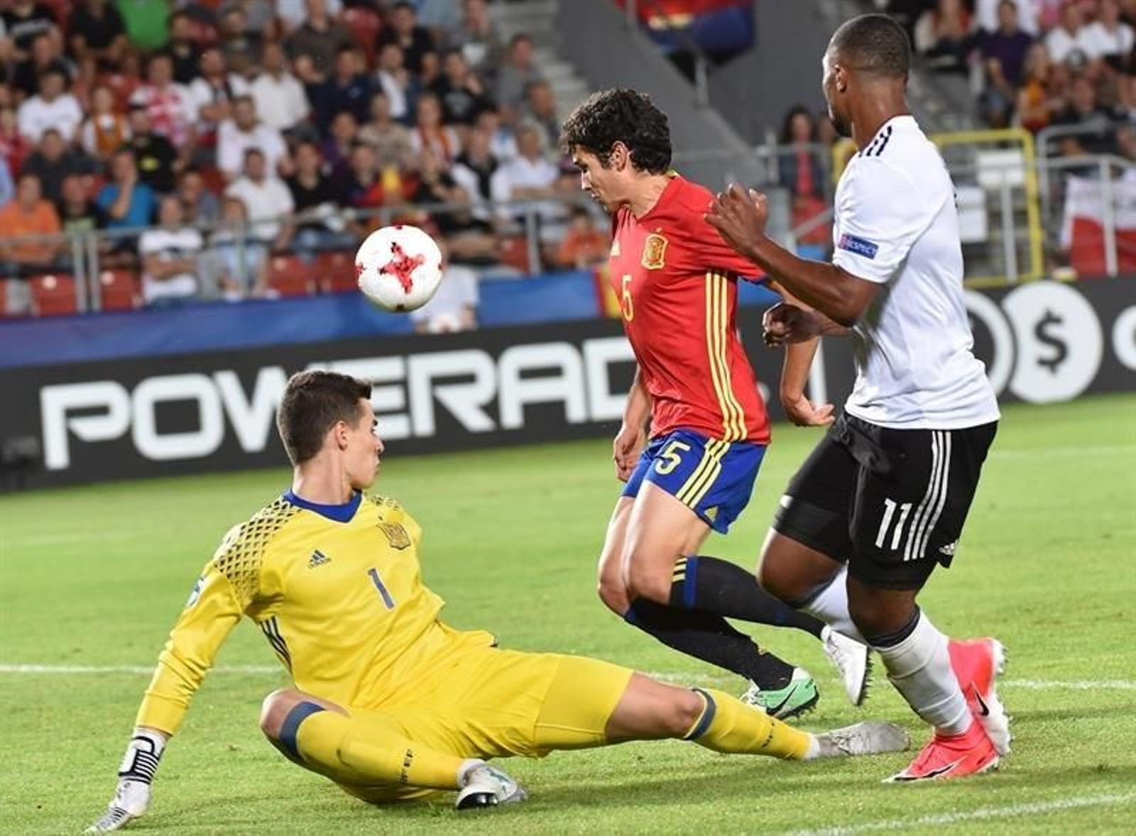 El portero de España KArrizabalaga (L) y Jesús Vallejo (C) en acción contra Serge Gnabry (R) de Alemania