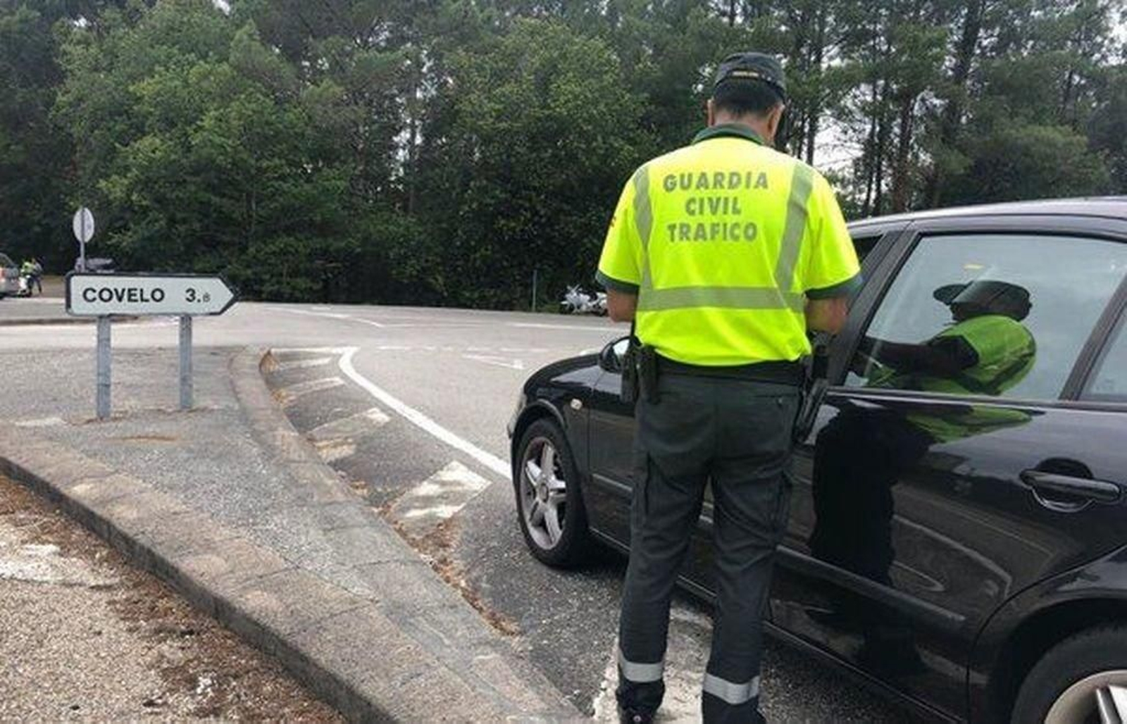 Un agente de la Guardia civil realiza un control en una de las carreteras convencionales del área.