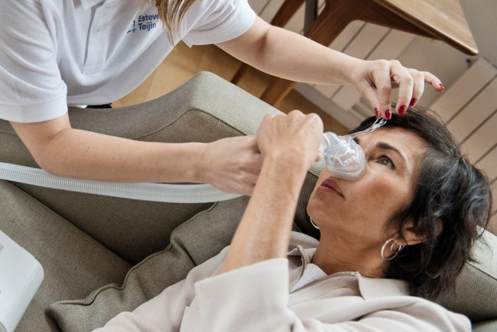 Una paciente aprendiendo a utilizar el dispositivo de CPAP colocado por Esteve Teijin.