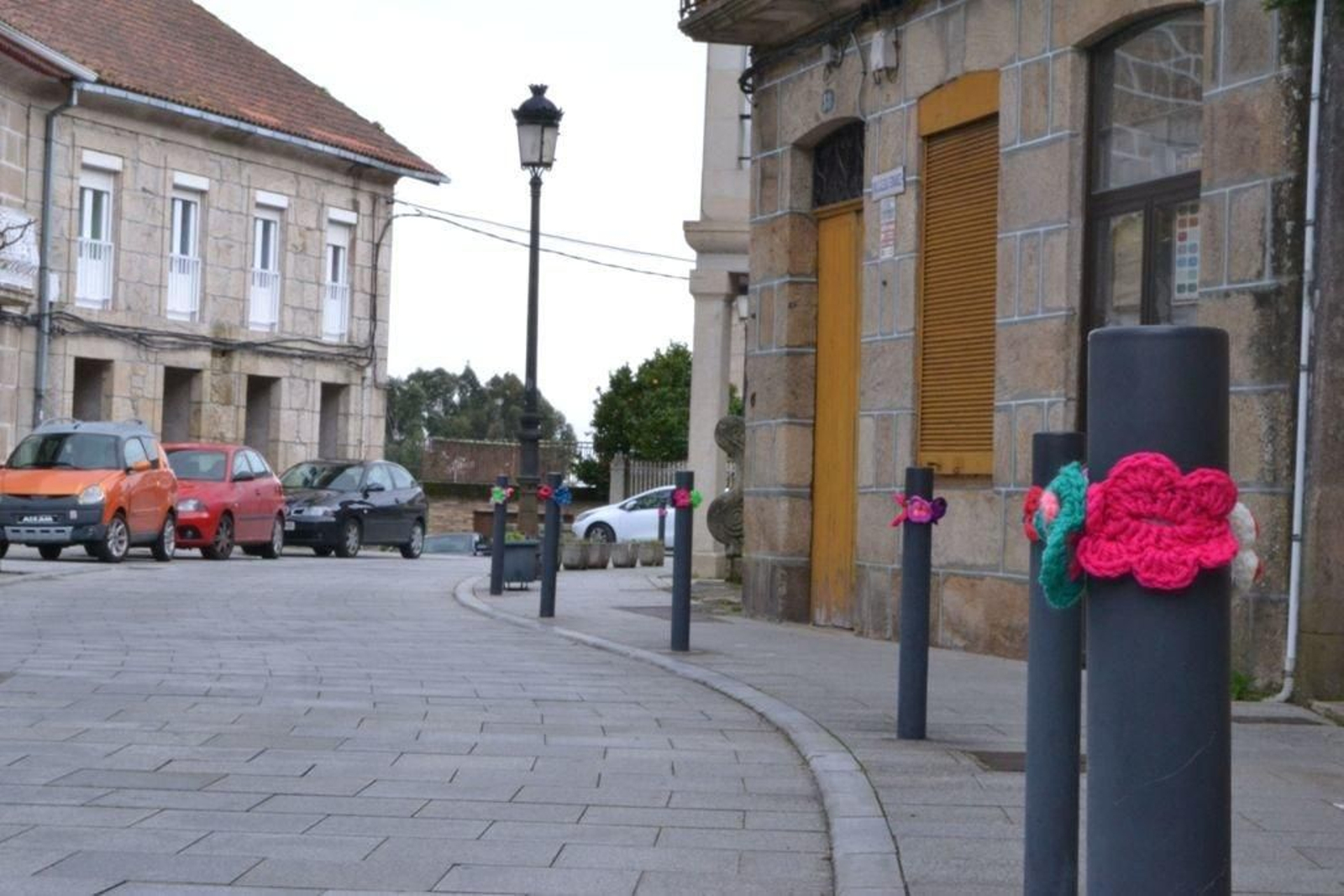 As Neves da la bienvenida a la Primavera adornando espacios na públicos con flores de ganchillo.