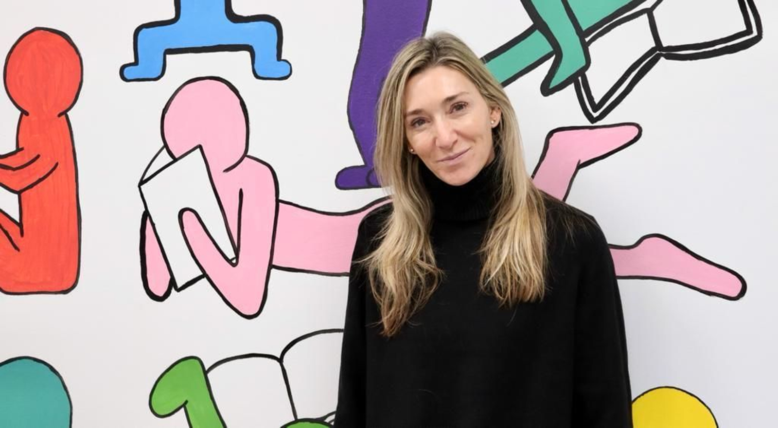 Eva López, frente a un mural pintado por los alumnos.