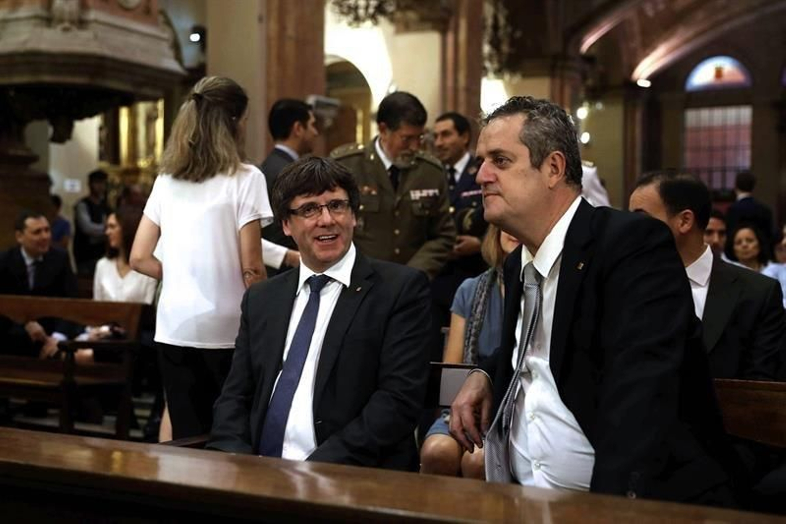 El presidente de la Generalitat, Carles Puigdemont (i), junto al conseller de Interior Joaquim Forn (d)