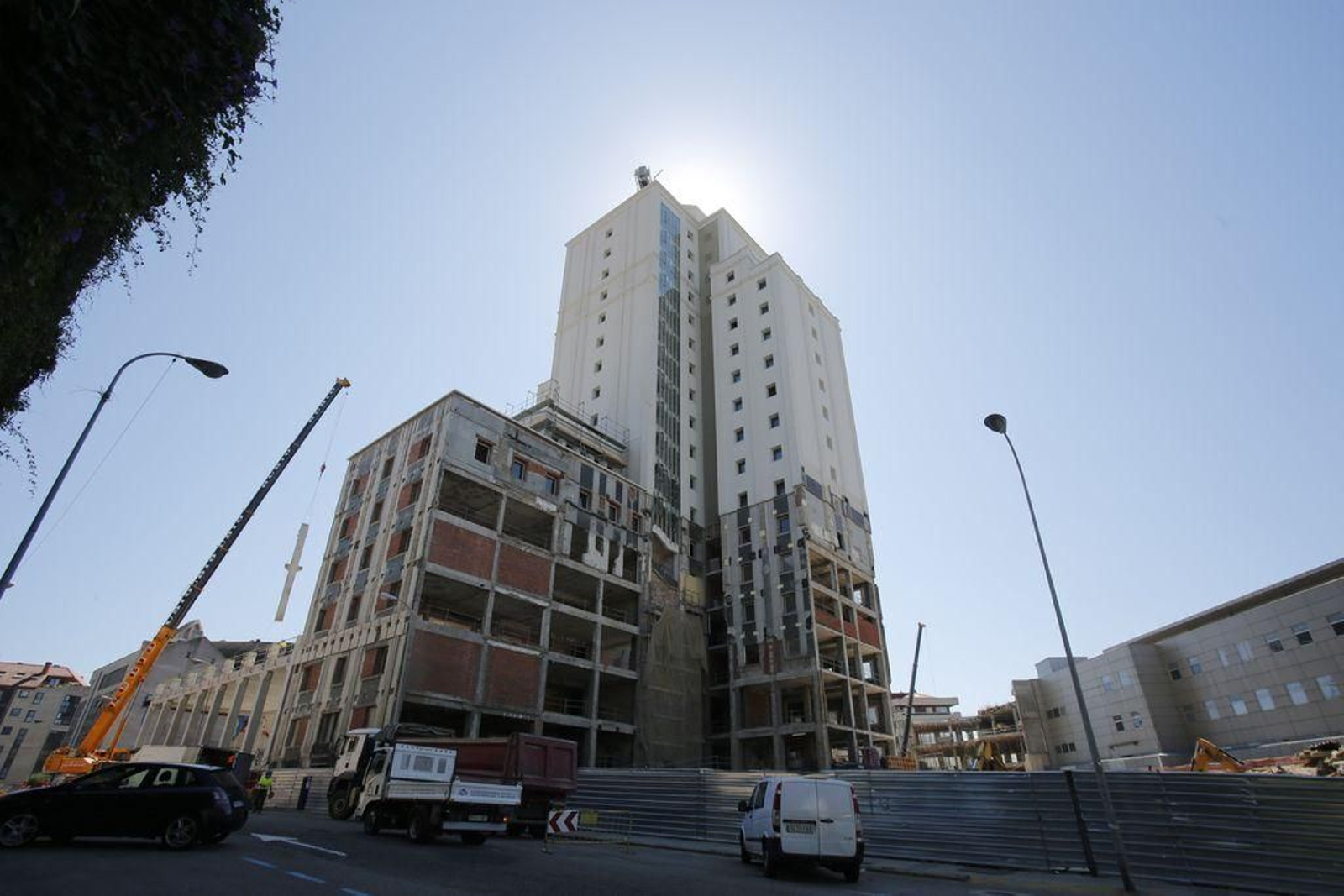 Obras de la Cidade da Xustiza, adjudicada por la Xunta, en el antiguo Hospital Xeral, durante la jornada de ayer.