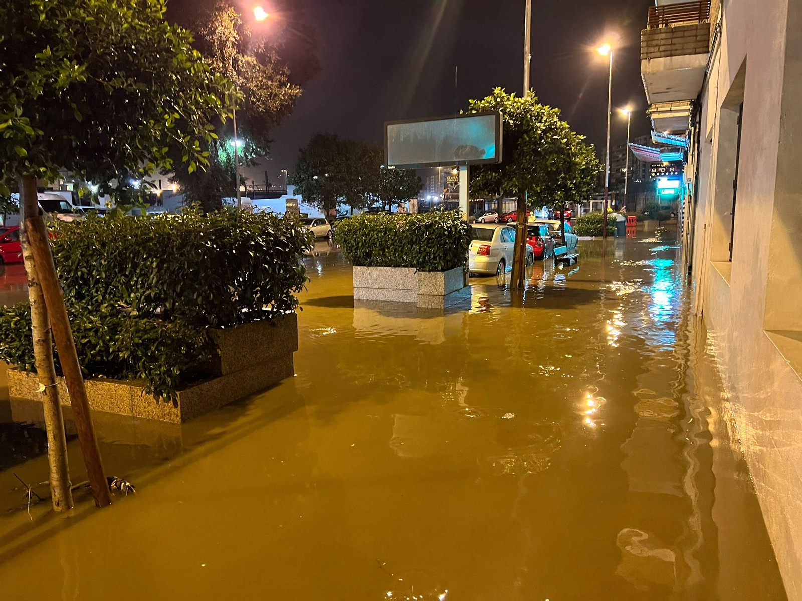 Otra imagen de la calle Areal anegada.