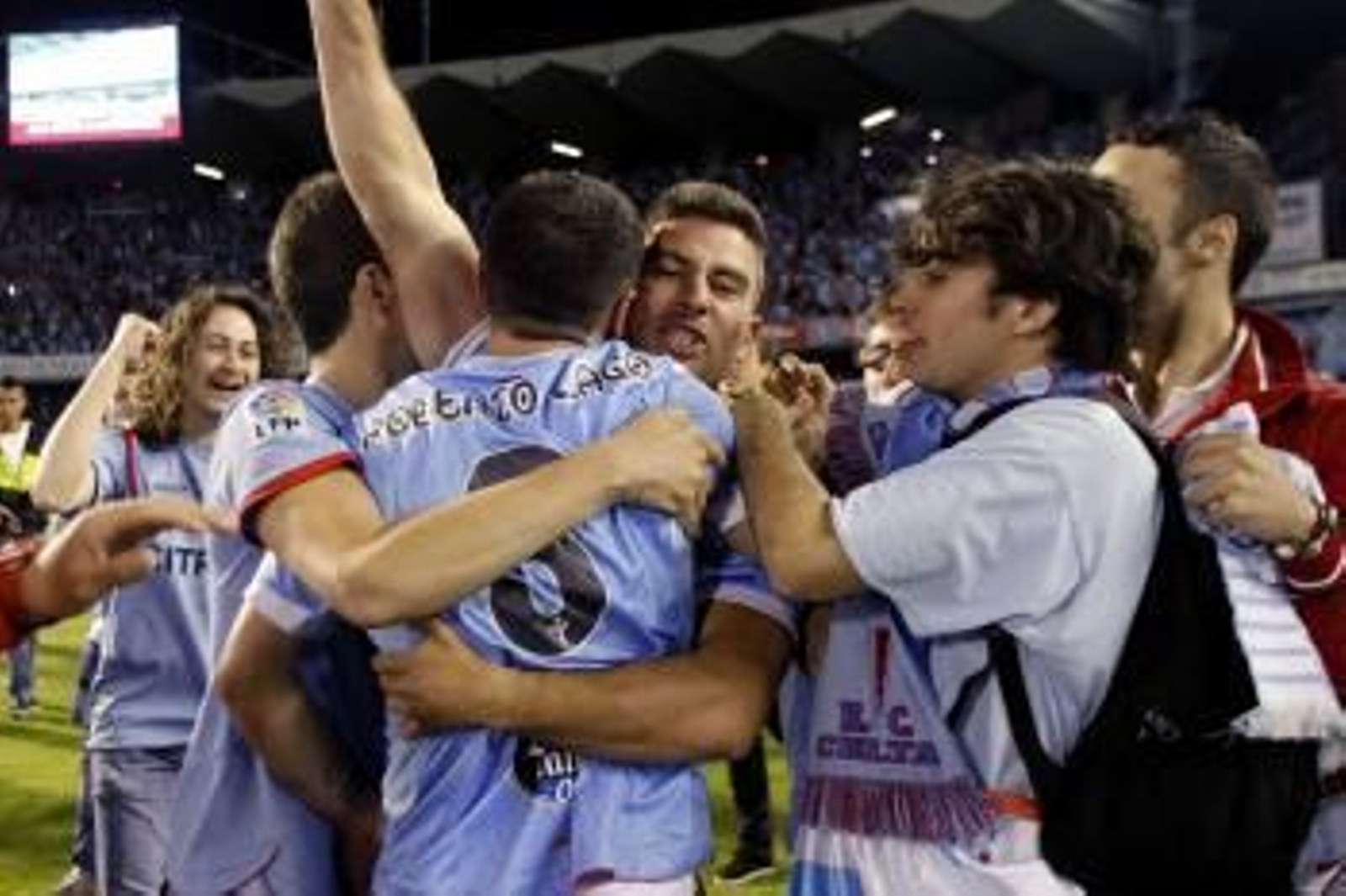 Los jugadores del Celta de Vigo celebran la victoria ante el RCD Espanyol, al término del partido. (Foto: Salvador Sas)