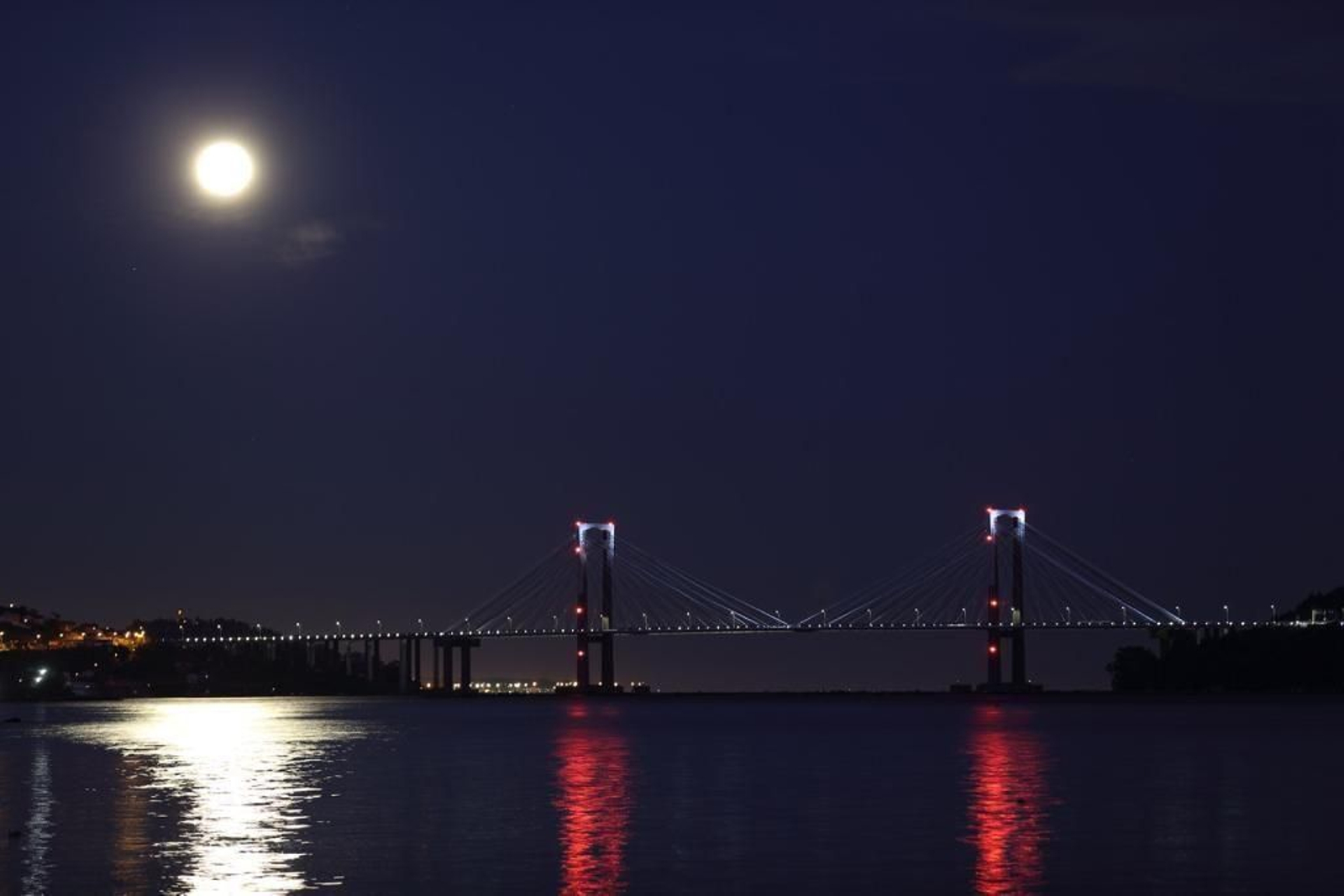 La luna llena ameriza sobre la ría de Vigo_ Alberte  13