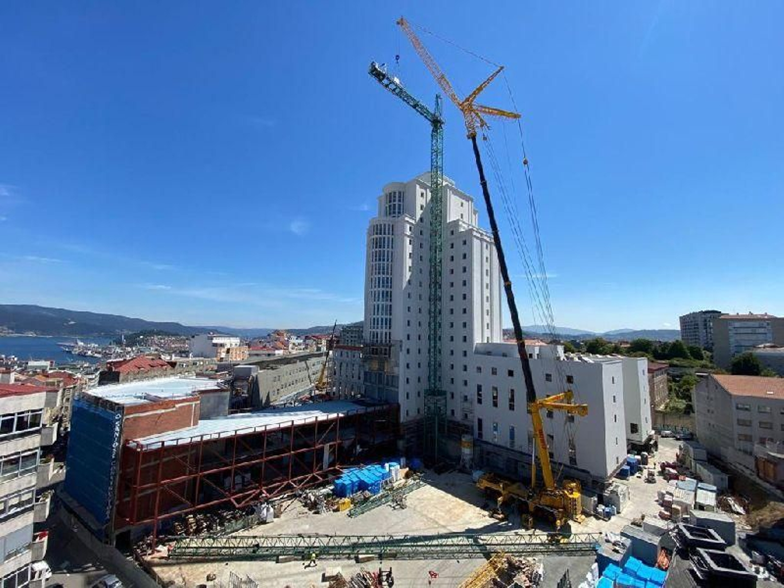 Desmontan la grúa de la Ciudad de la Justicia de Vigo _ Alberte 15