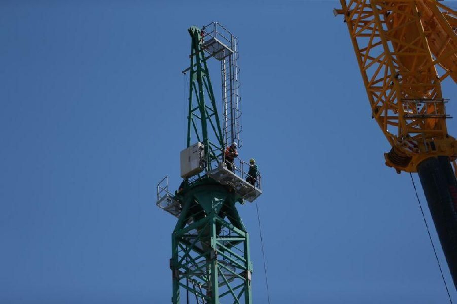 Desmontan la grúa de la Ciudad de la Justicia de Vigo _ Alberte 11