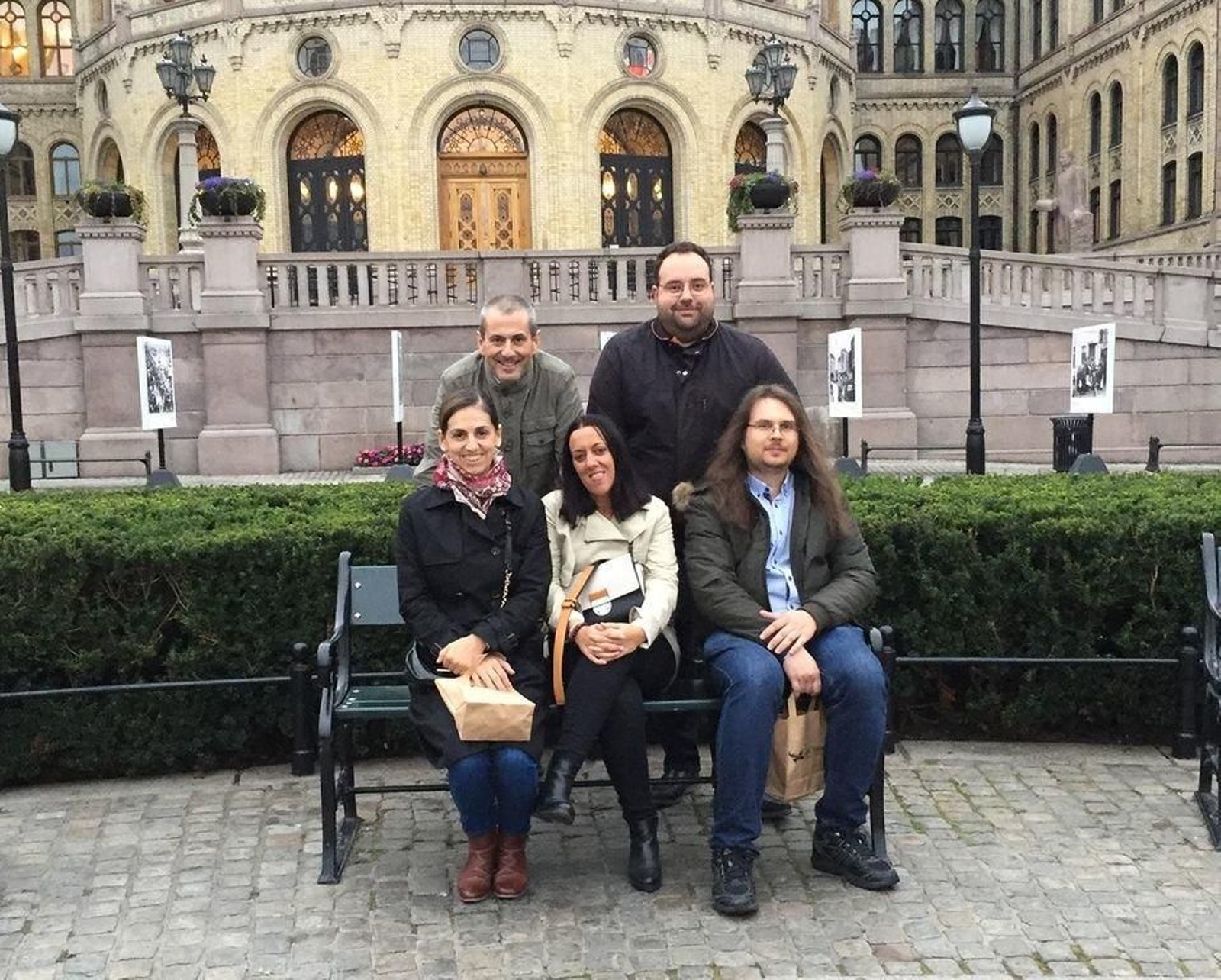 Los vigueses Pedro Arias, Carlos Perez Collazo (de pie) e Belén Riveiro, María Varela y Javier López (sentados).