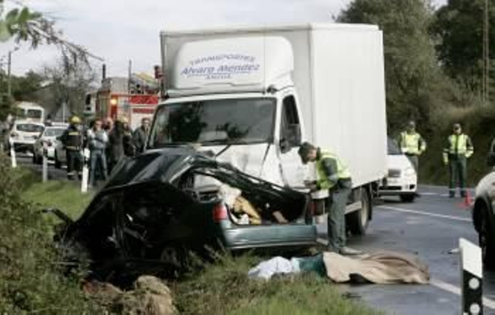 Un agente de la Guardia Civil toma notas en el lugar del accidente. (Foto: XOÁN REY)