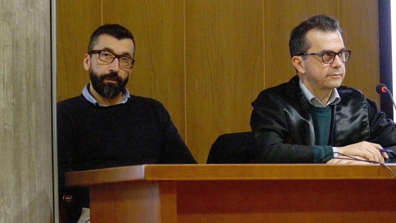 César ayer, escuchó al jurado cuando le condenaba por el asesinato de Ana Enjamio. Al lado, su abogado.